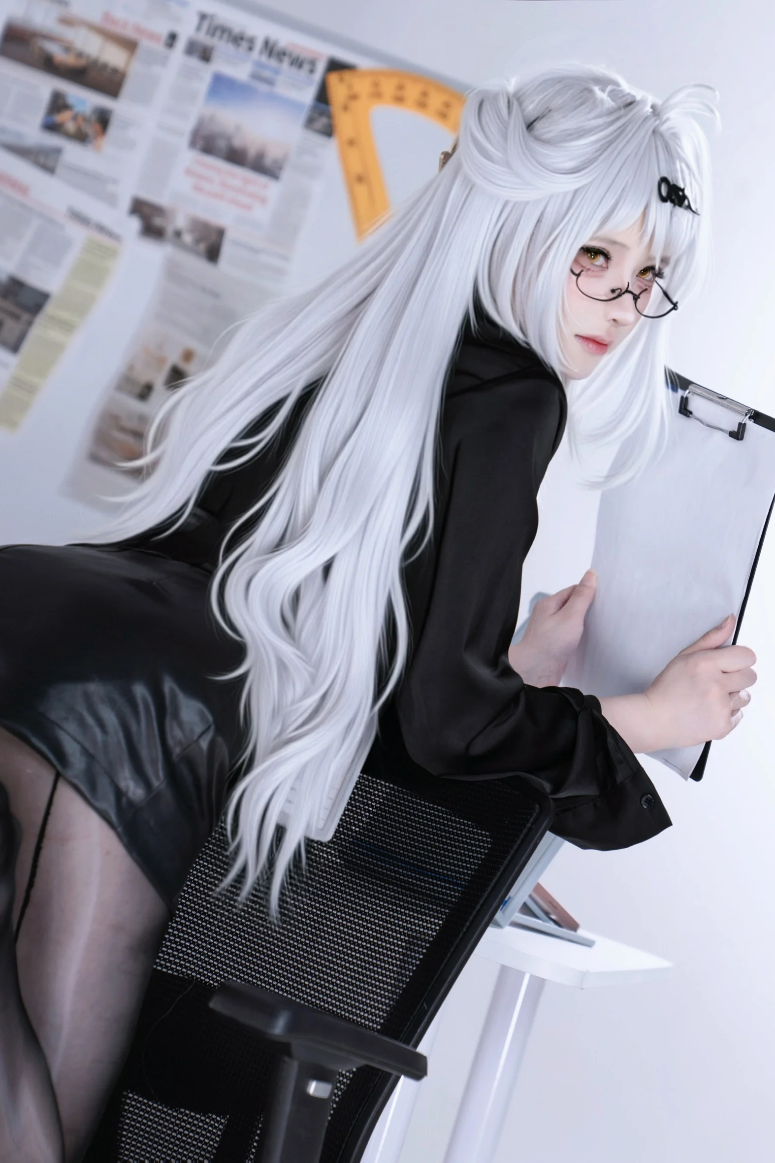 【儀玄 コスプレ】『ゼンレスゾーンゼロ』OL捏造コスプレ、仕事の合間の振り返る瞬間 - 1 枚目