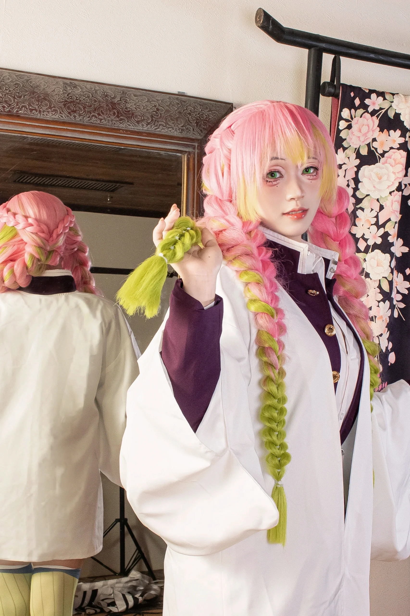 [Mitsuri Kanroji Cosplay] When Pink and Green Color-Clashing Meets the Mirror: Sharing a Set of Character Accuracy Photos - Image 4
