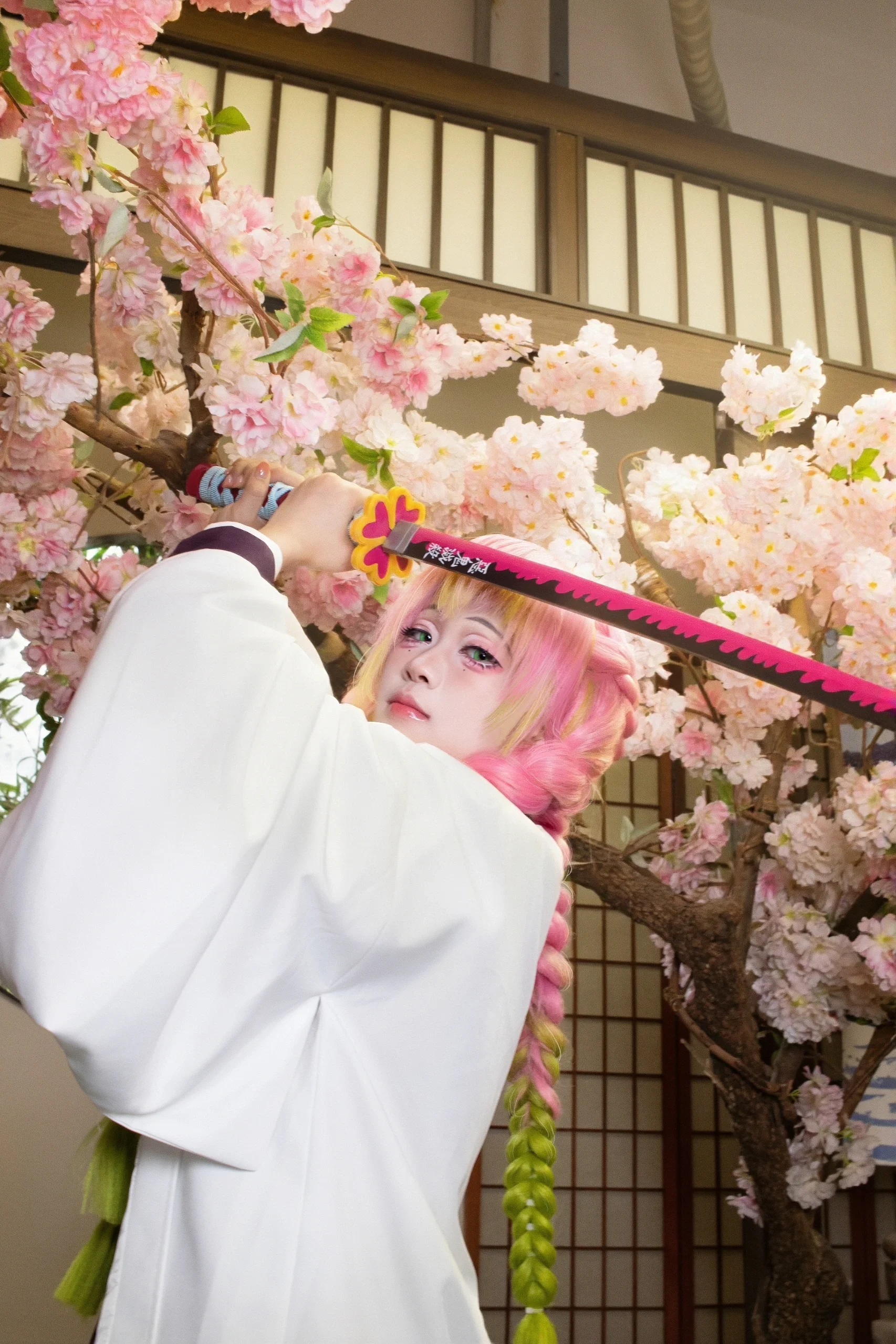 [Mitsuri Kanroji Cosplay] When Pink and Green Color-Clashing Meets the Mirror: Sharing a Set of Character Accuracy Photos - Image 5