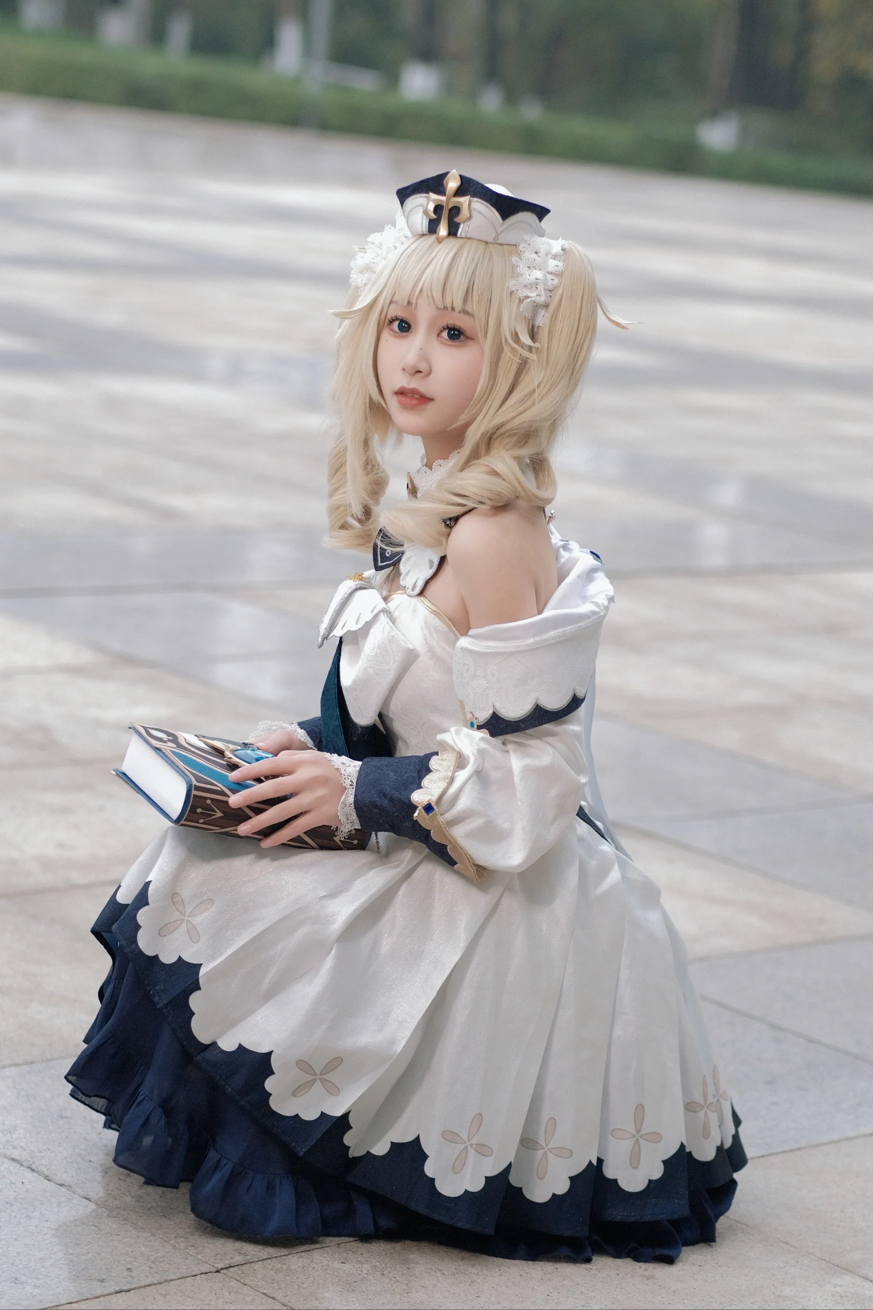 【芭芭拉cos】百林公园的欧式建筑下，是西风教会的祈礼牧师