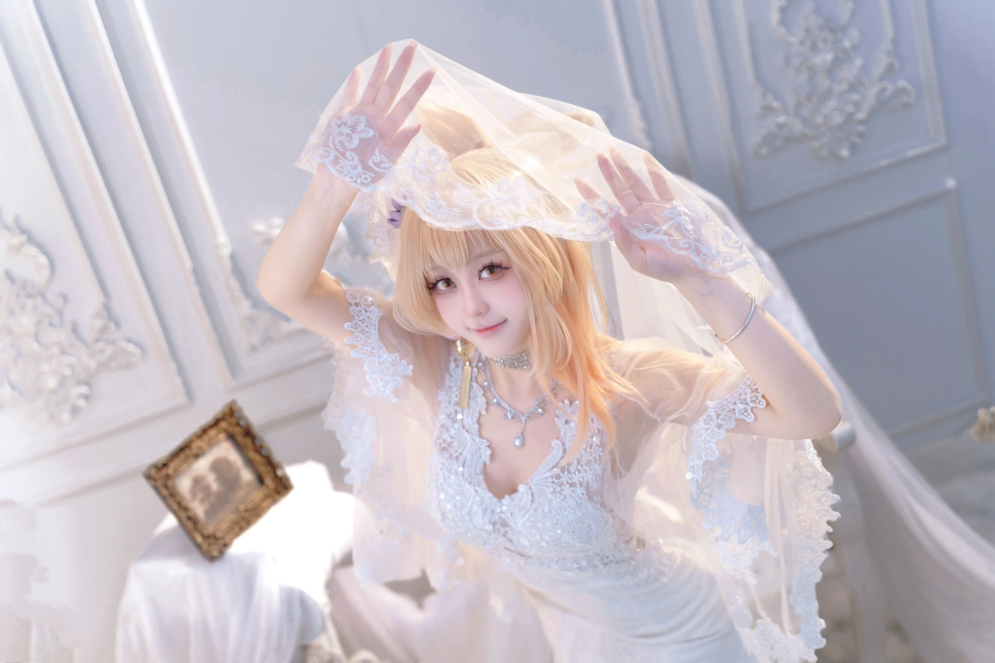 宵宫cos 原神：纯白婚纱与烟花少女的浪漫碰撞