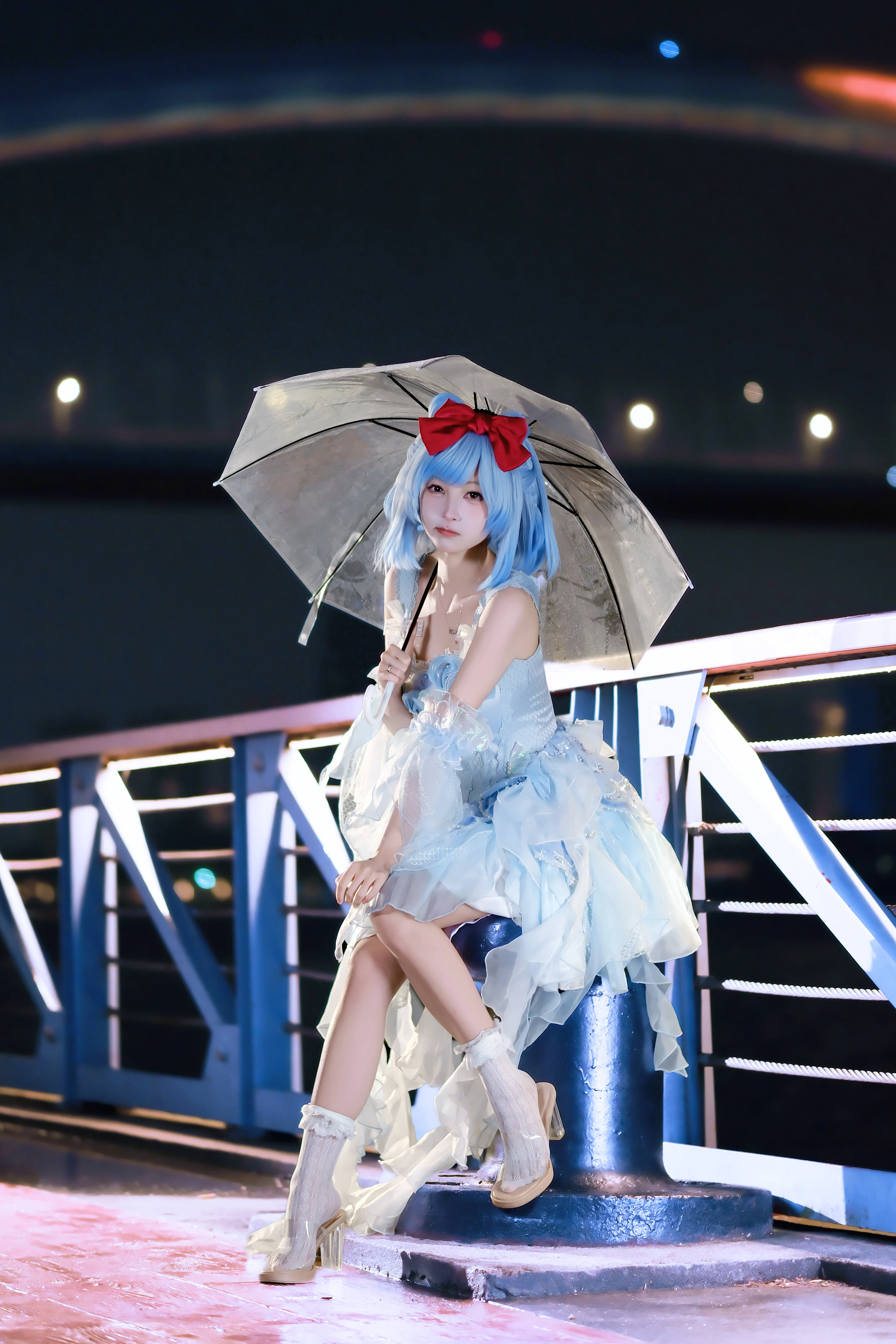 蓝白轻纱与透明雨伞的雨夜夜景漫游 - 第 6 张