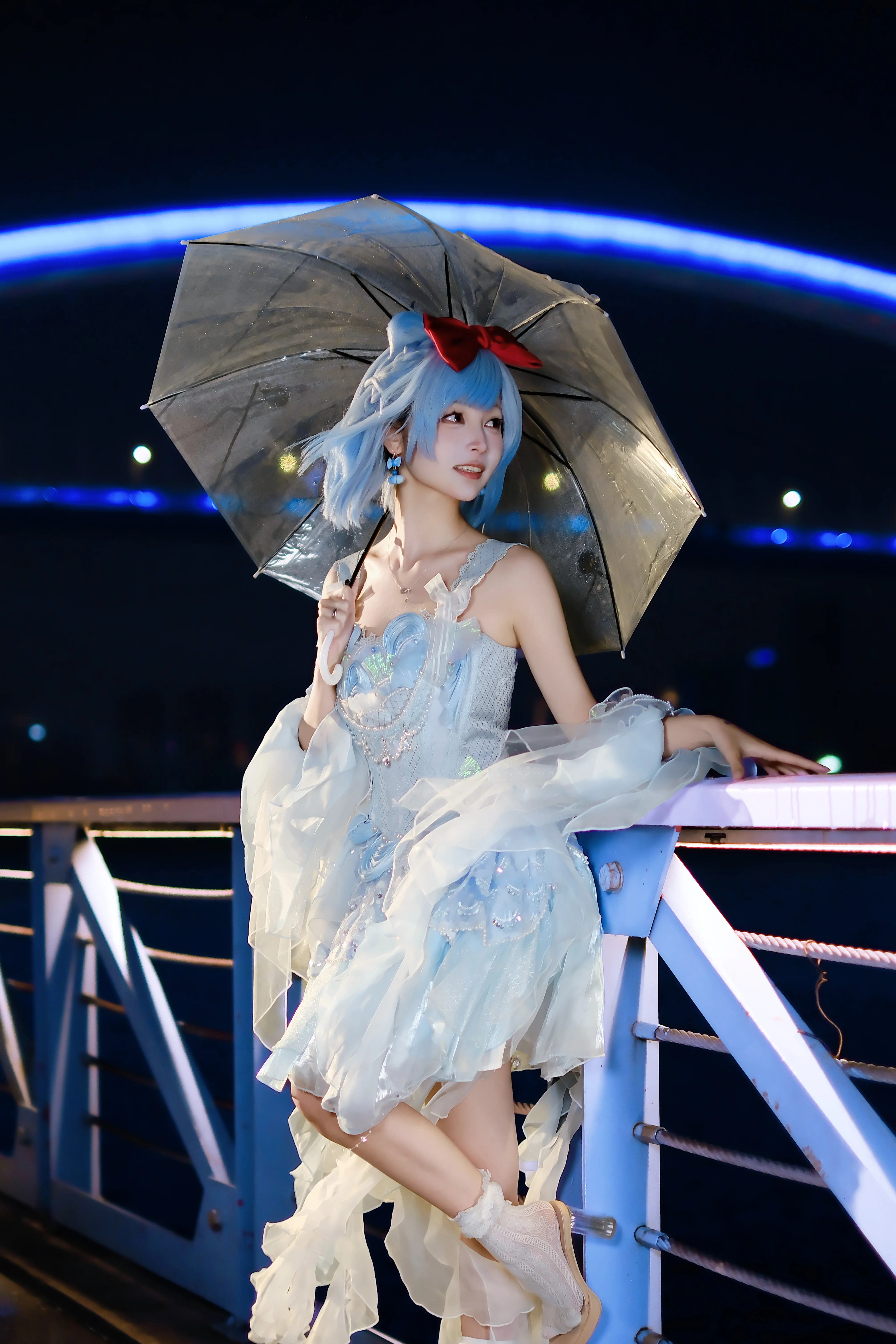 蓝白轻纱与透明雨伞的雨夜夜景漫游 - 第 7 张