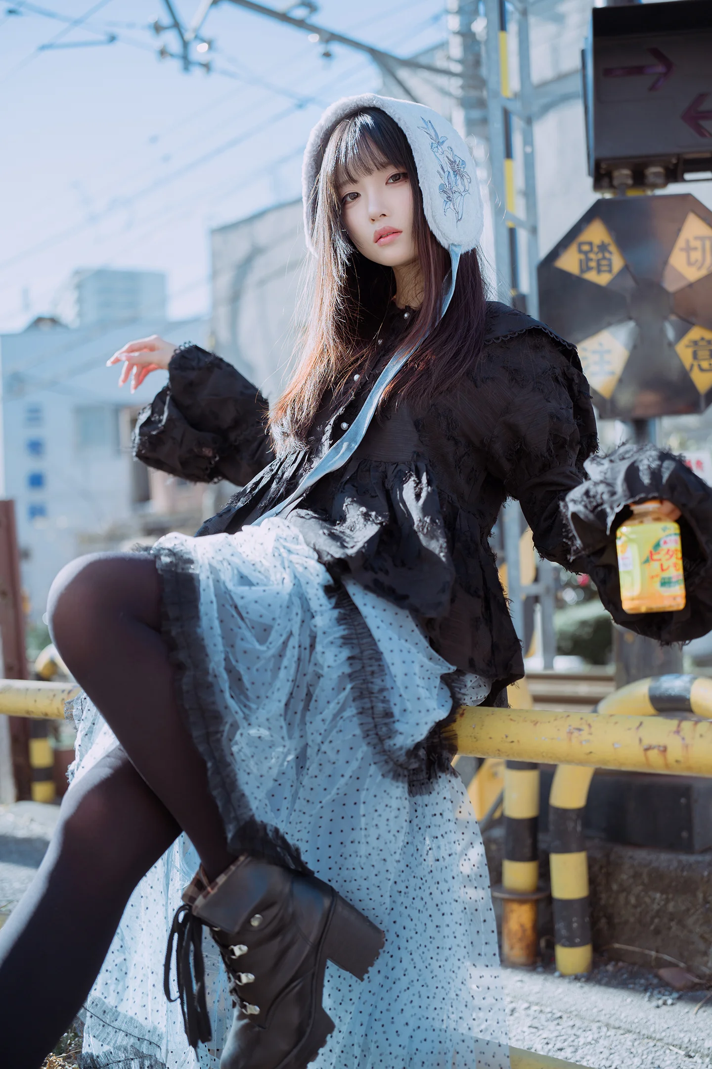 铁路道口的踏切注意，水玉混搭黑酷风