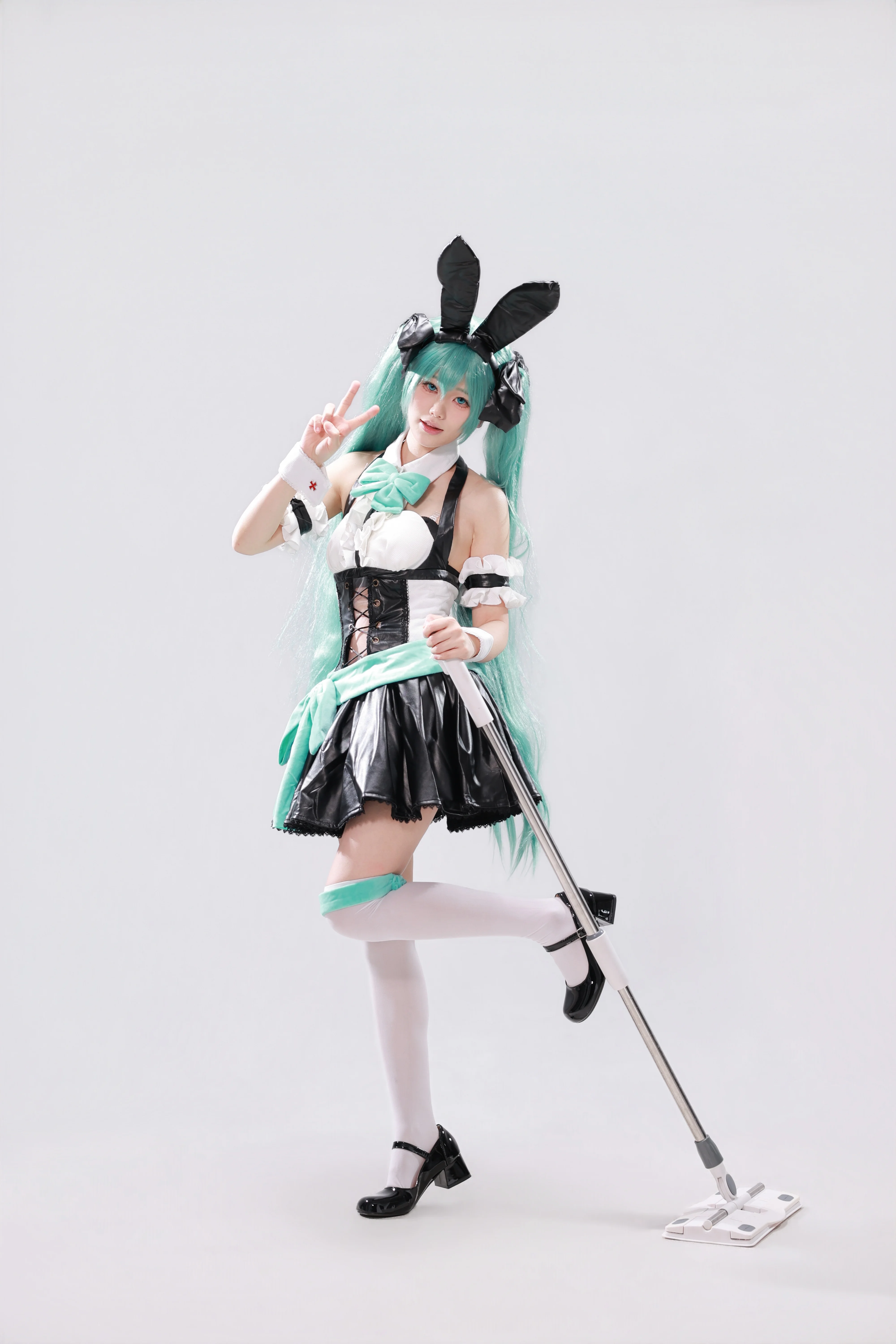 【初音未来cos】黑白薄荷绿撞色漆皮女仆装棚拍