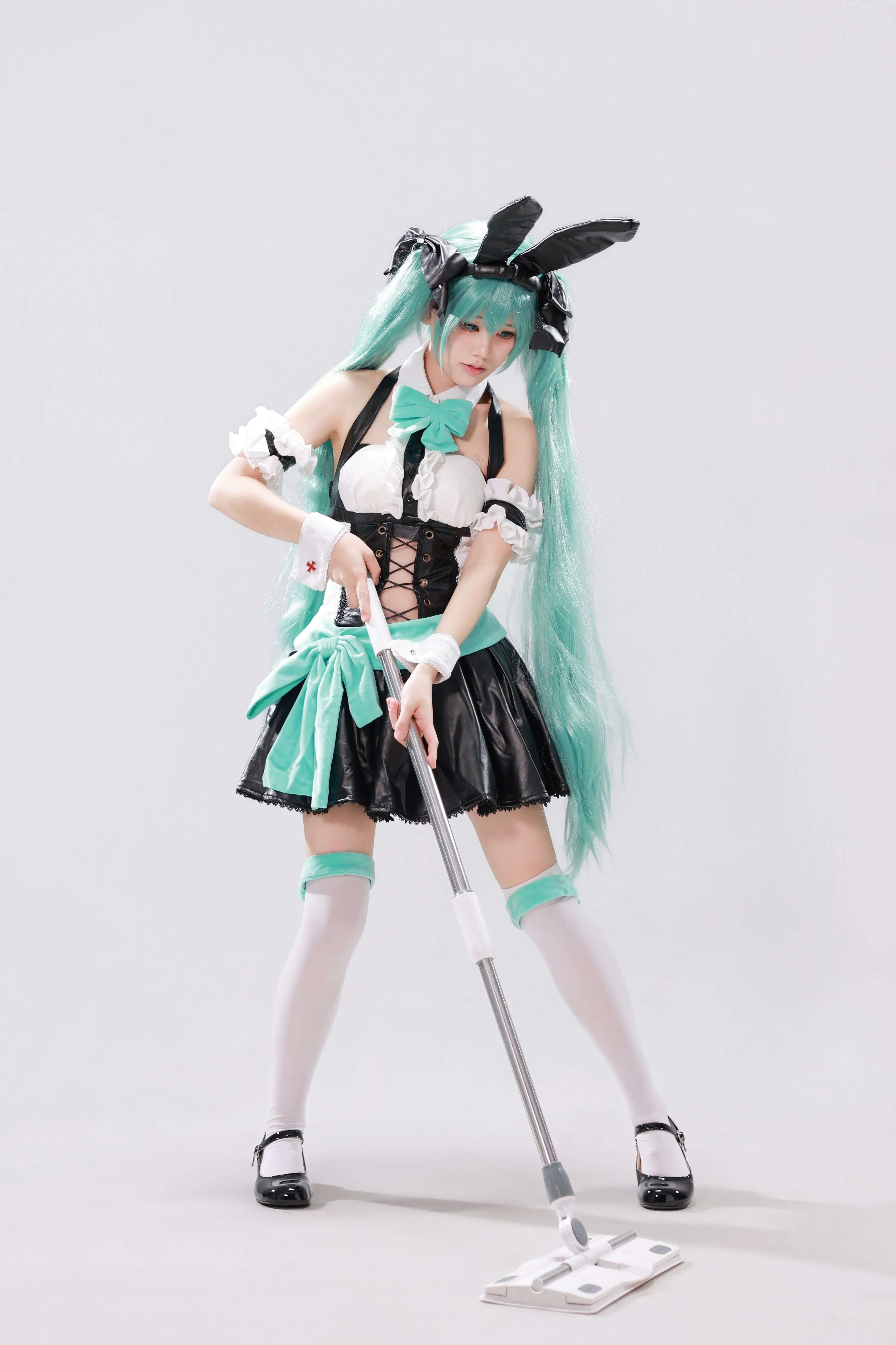 【初音未来cos】黑白薄荷绿撞色漆皮女仆装棚拍 - 第 3 张