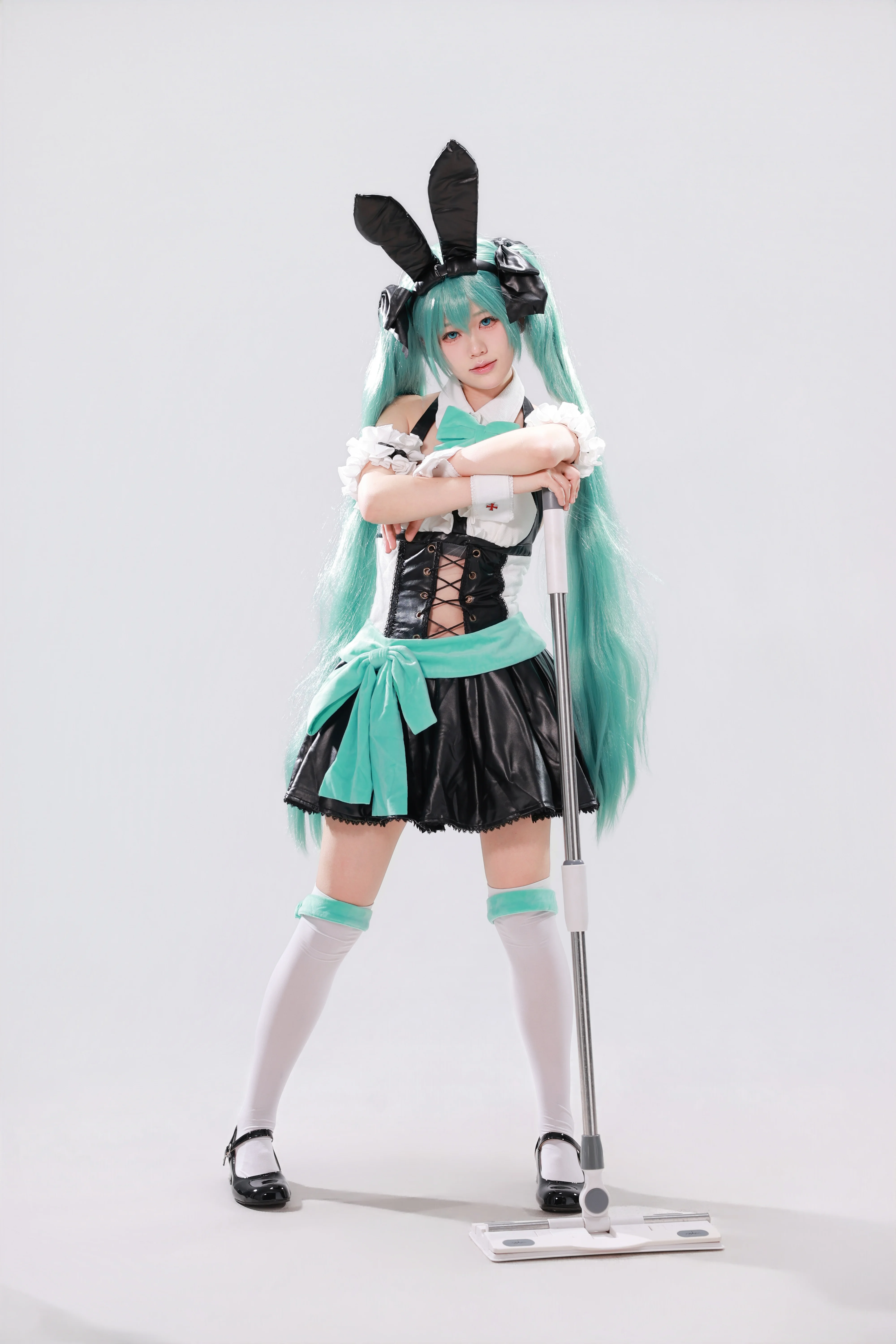 【初音未来cos】黑白薄荷绿撞色漆皮女仆装棚拍 - 第 4 张
