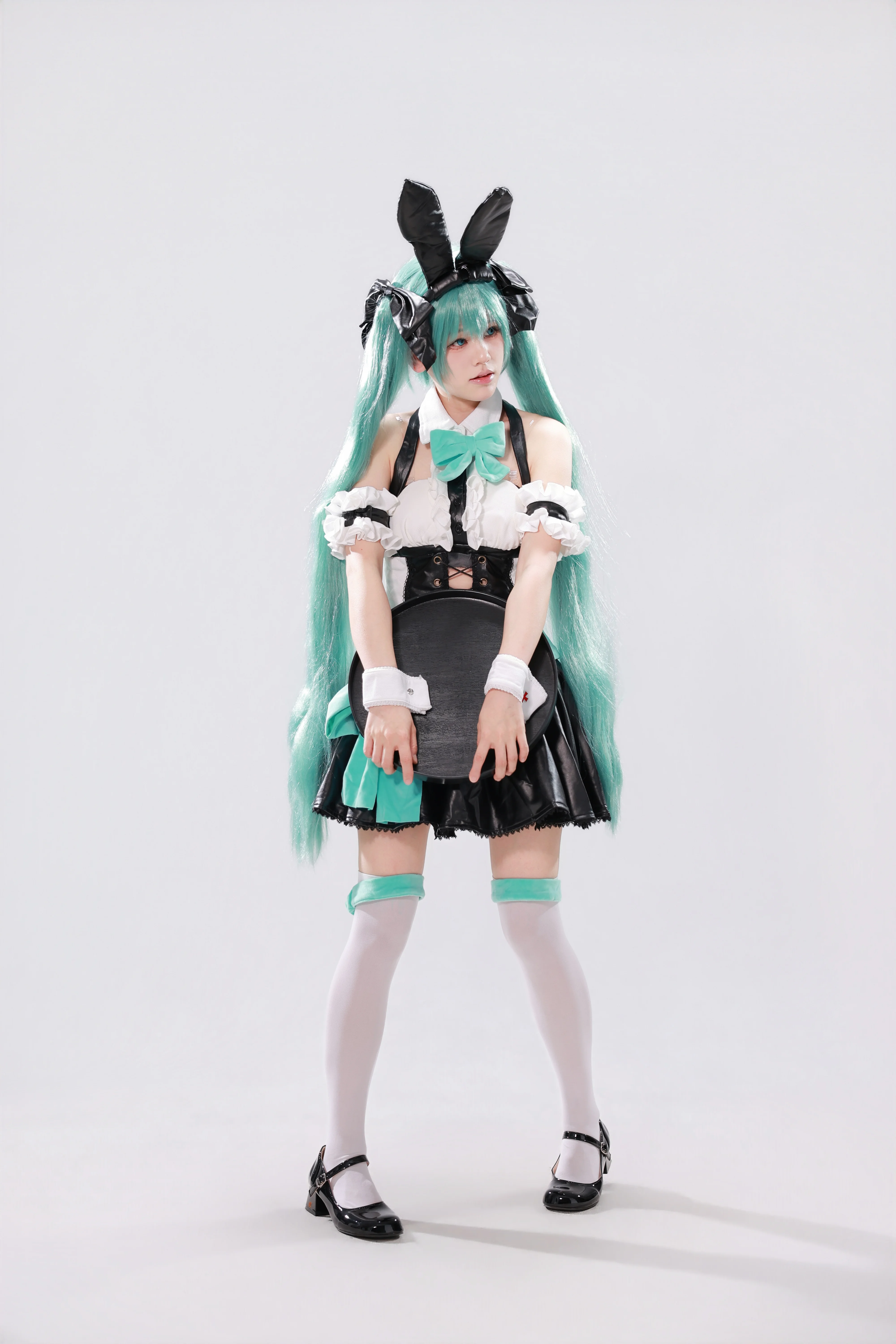 【初音未来cos】黑白薄荷绿撞色漆皮女仆装棚拍 - 第 5 张