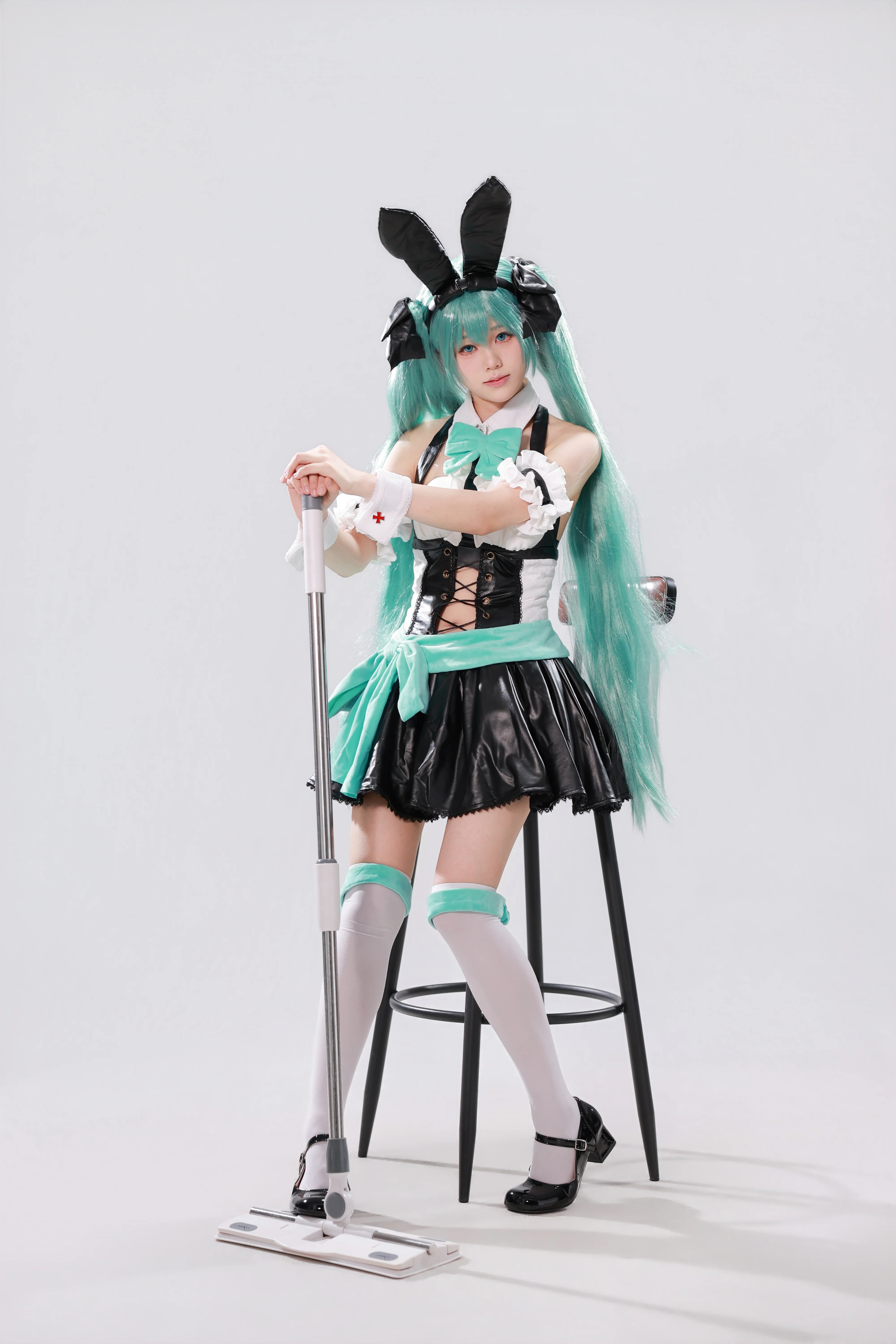 【初音未来cos】黑白薄荷绿撞色漆皮女仆装棚拍 - 第 6 张