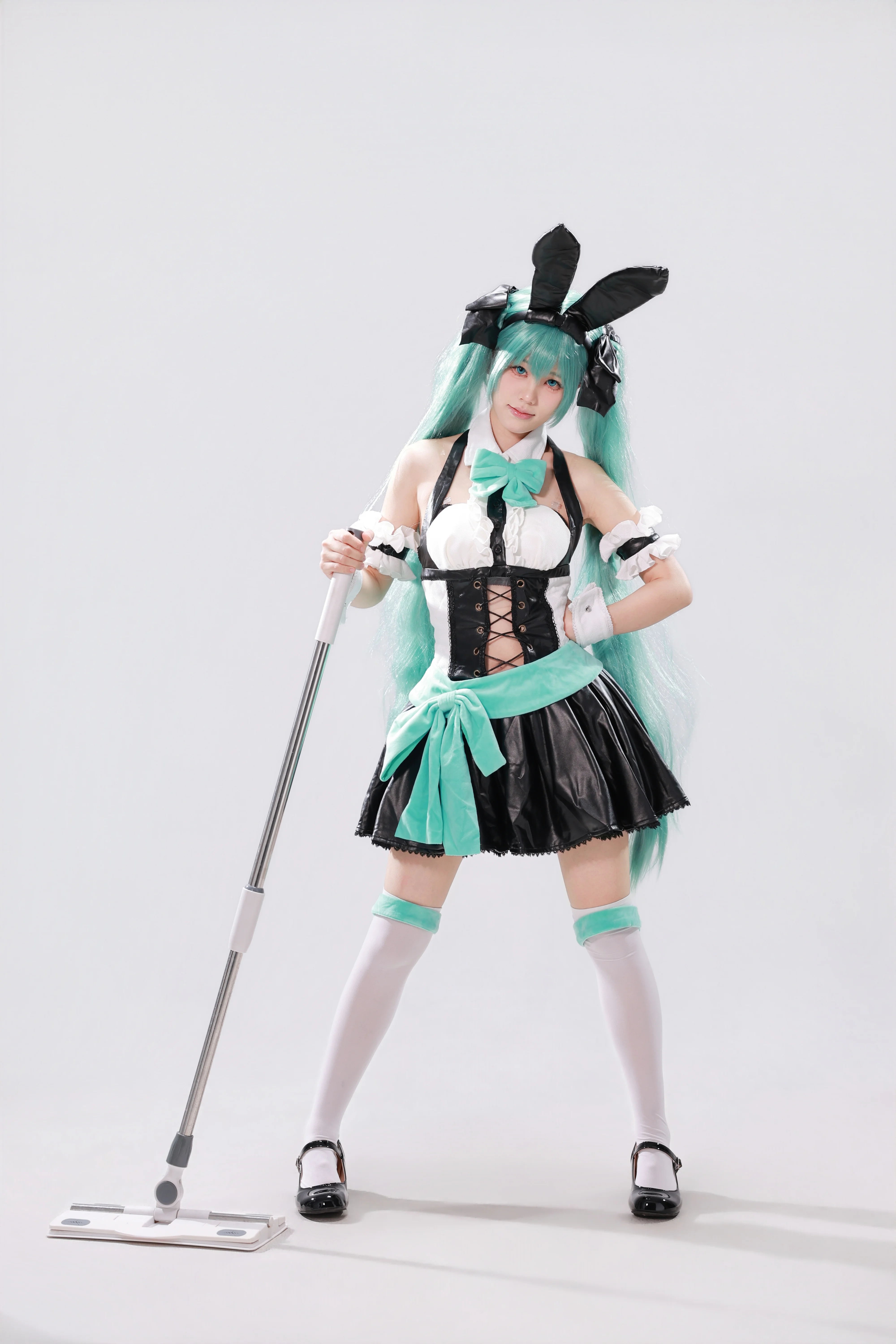 【初音未来cos】黑白薄荷绿撞色漆皮女仆装棚拍 - 第 7 张