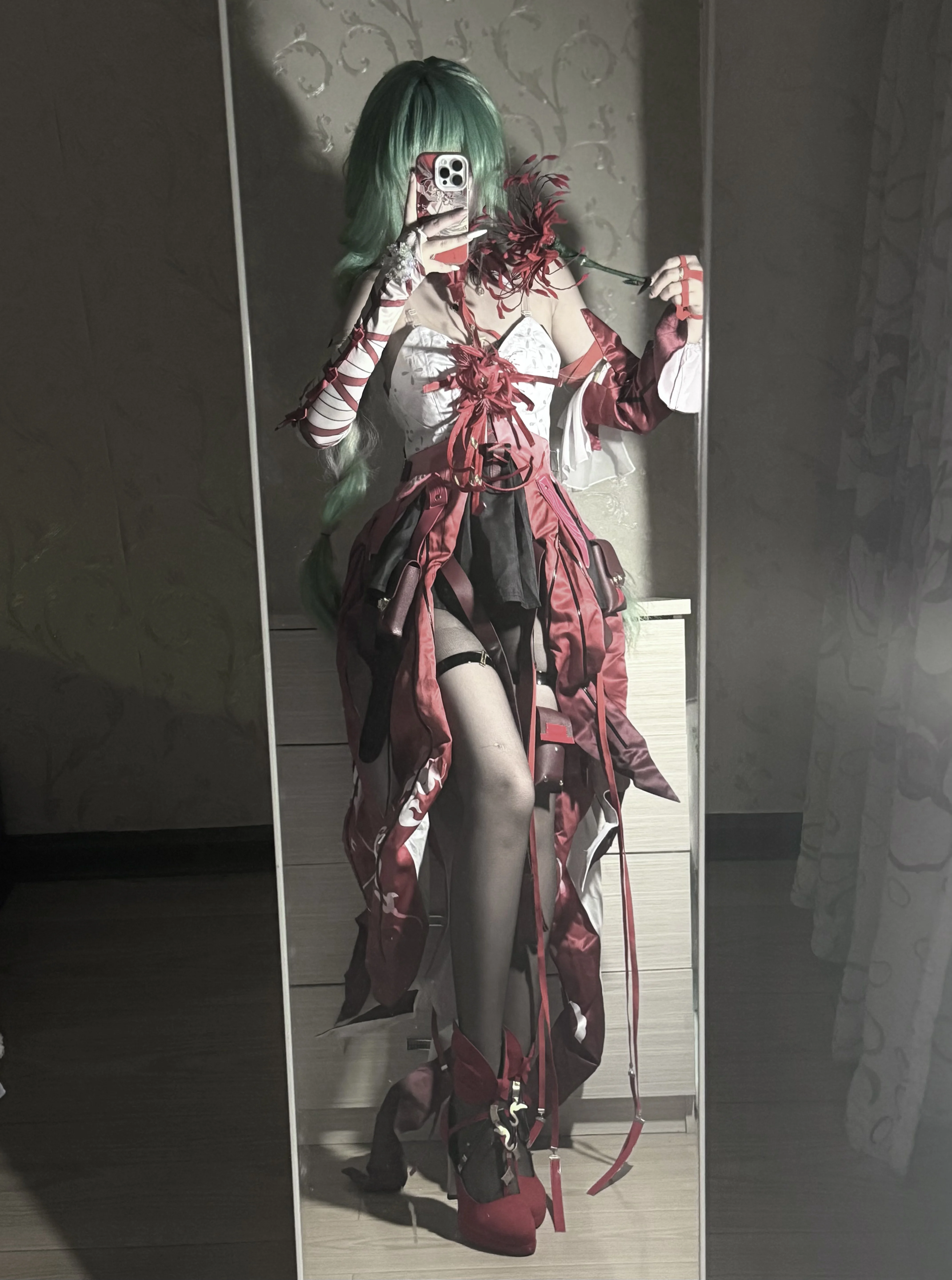 【弗洛洛cos】鸣潮里的红白交织，镜面自拍的心得体会