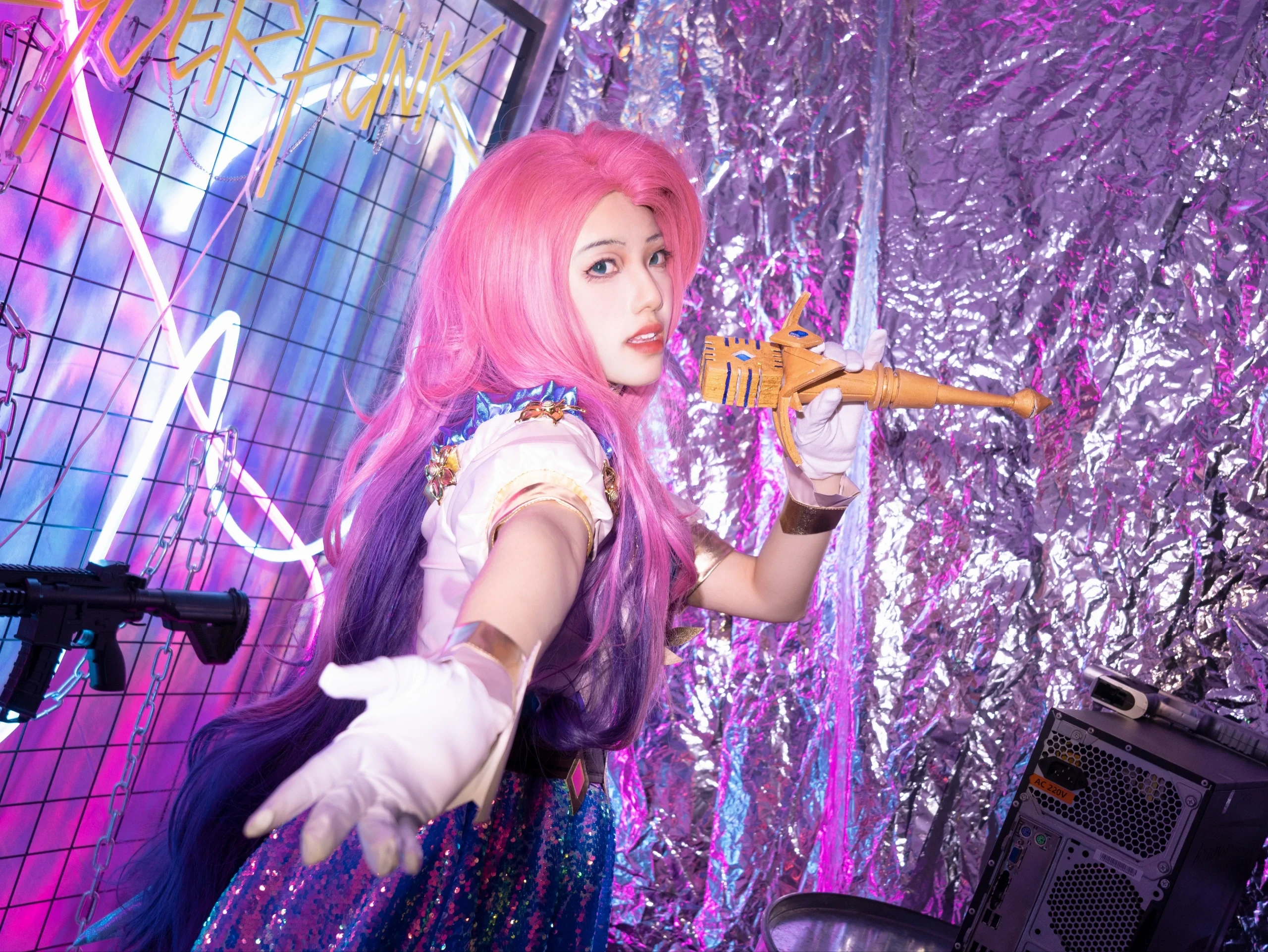 【萨勒芬妮cos】赛博霓虹下的粉色高光时刻 - 第 1 张