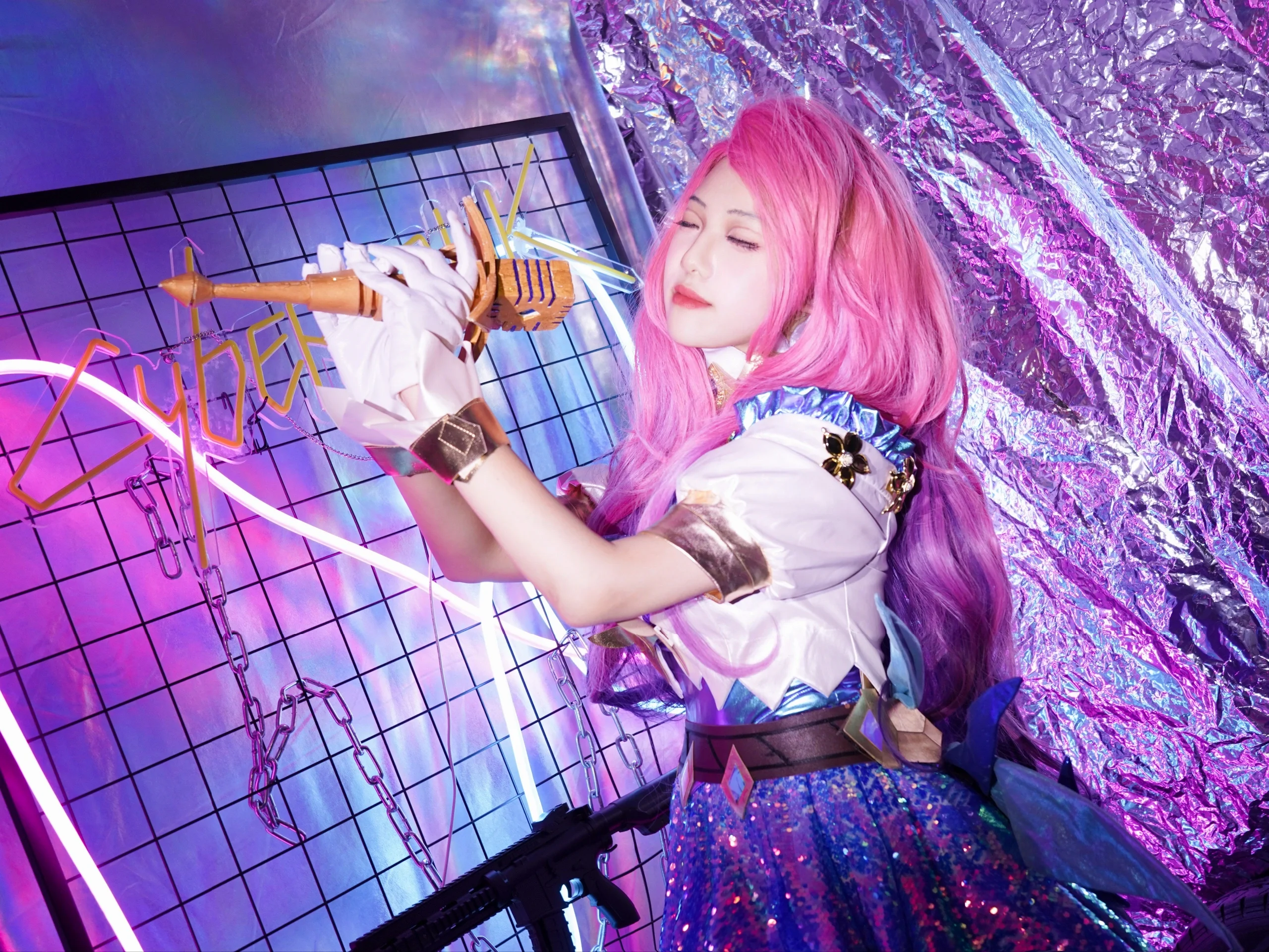 【萨勒芬妮cos】赛博霓虹下的粉色高光时刻 - 第 2 张