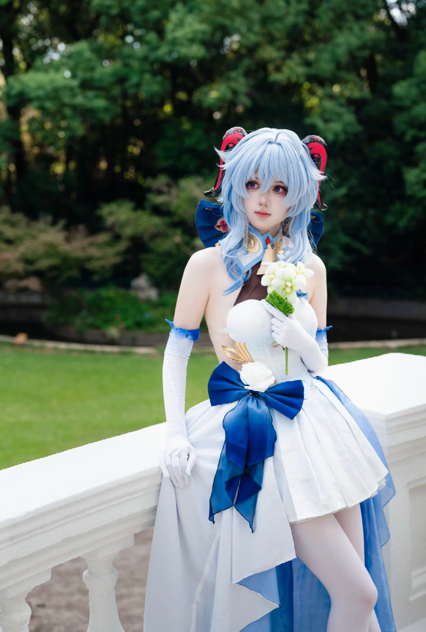 【甘雨cos】礼服款造型，花园石阶上的蓝白精灵