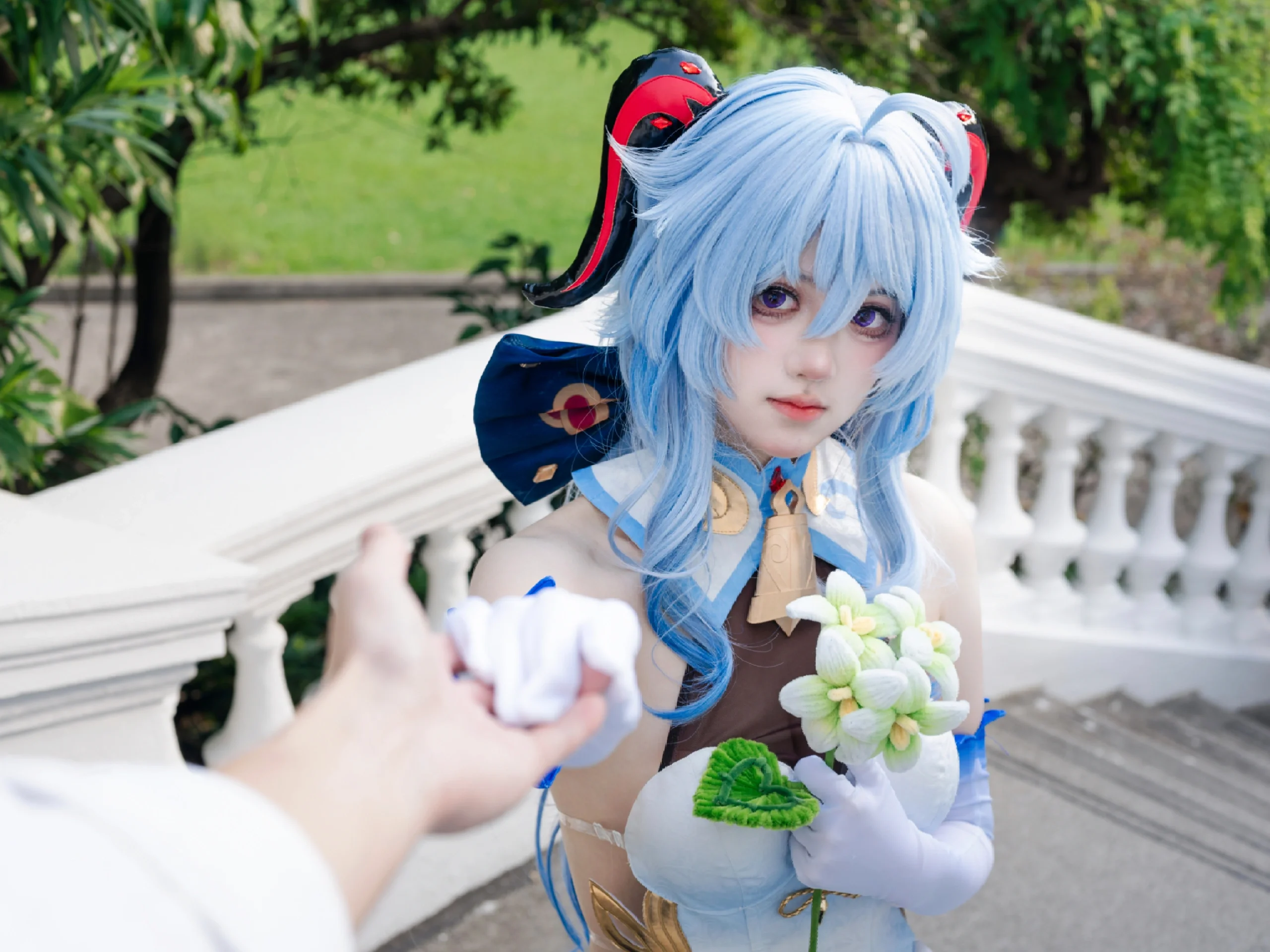 【甘雨cos】礼服款造型，花园石阶上的蓝白精灵 - 第 2 张