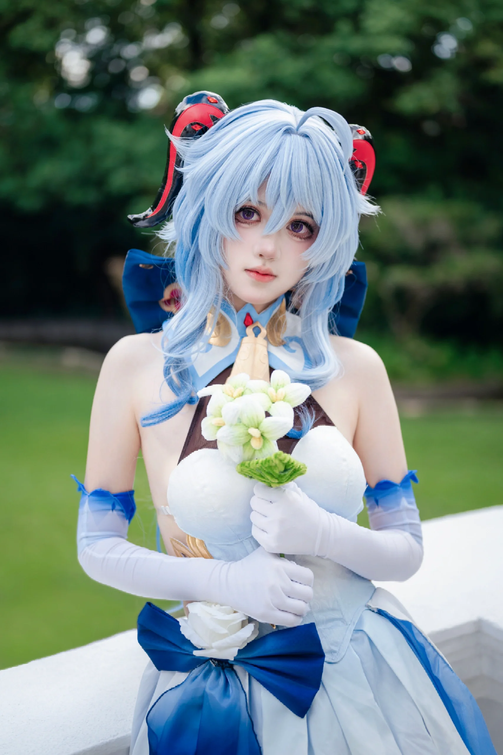 【甘雨cos】礼服款造型，花园石阶上的蓝白精灵 - 第 3 张