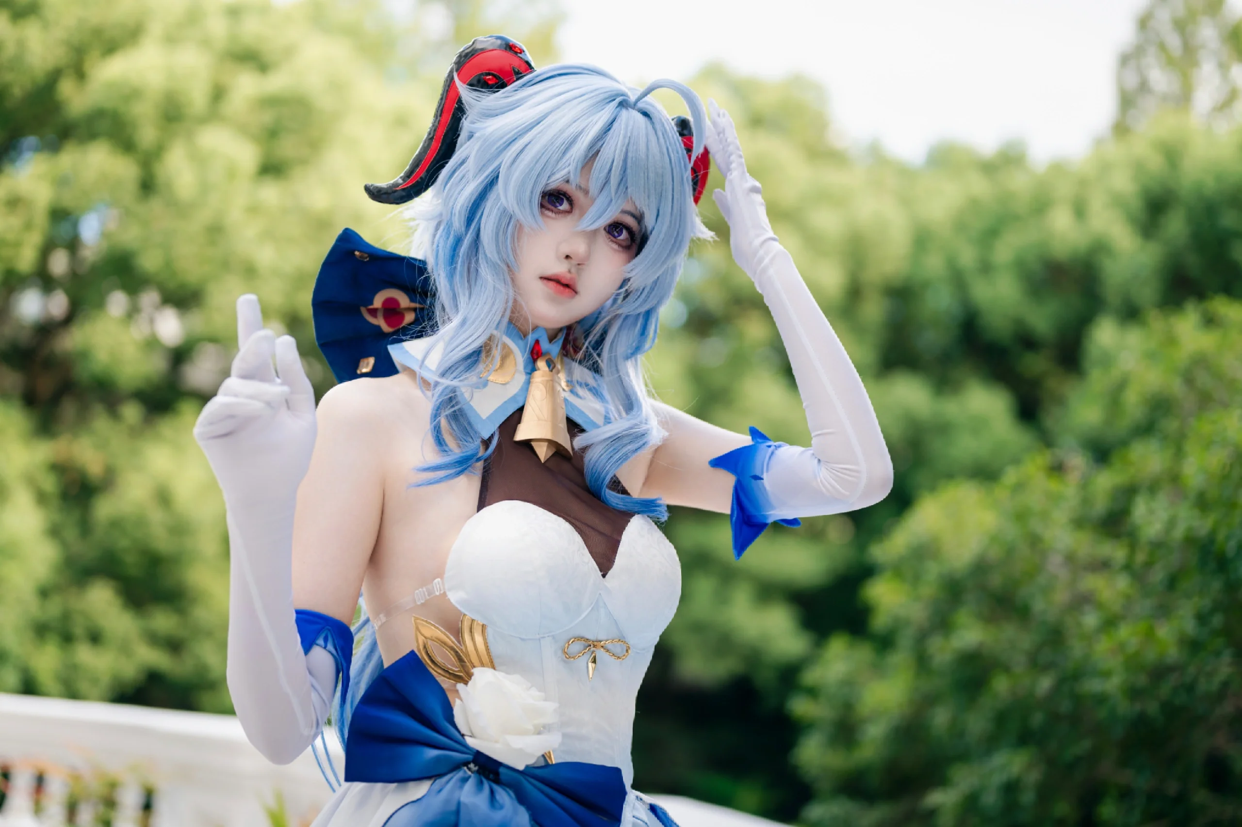 【甘雨cos】礼服款造型，花园石阶上的蓝白精灵 - 第 4 张