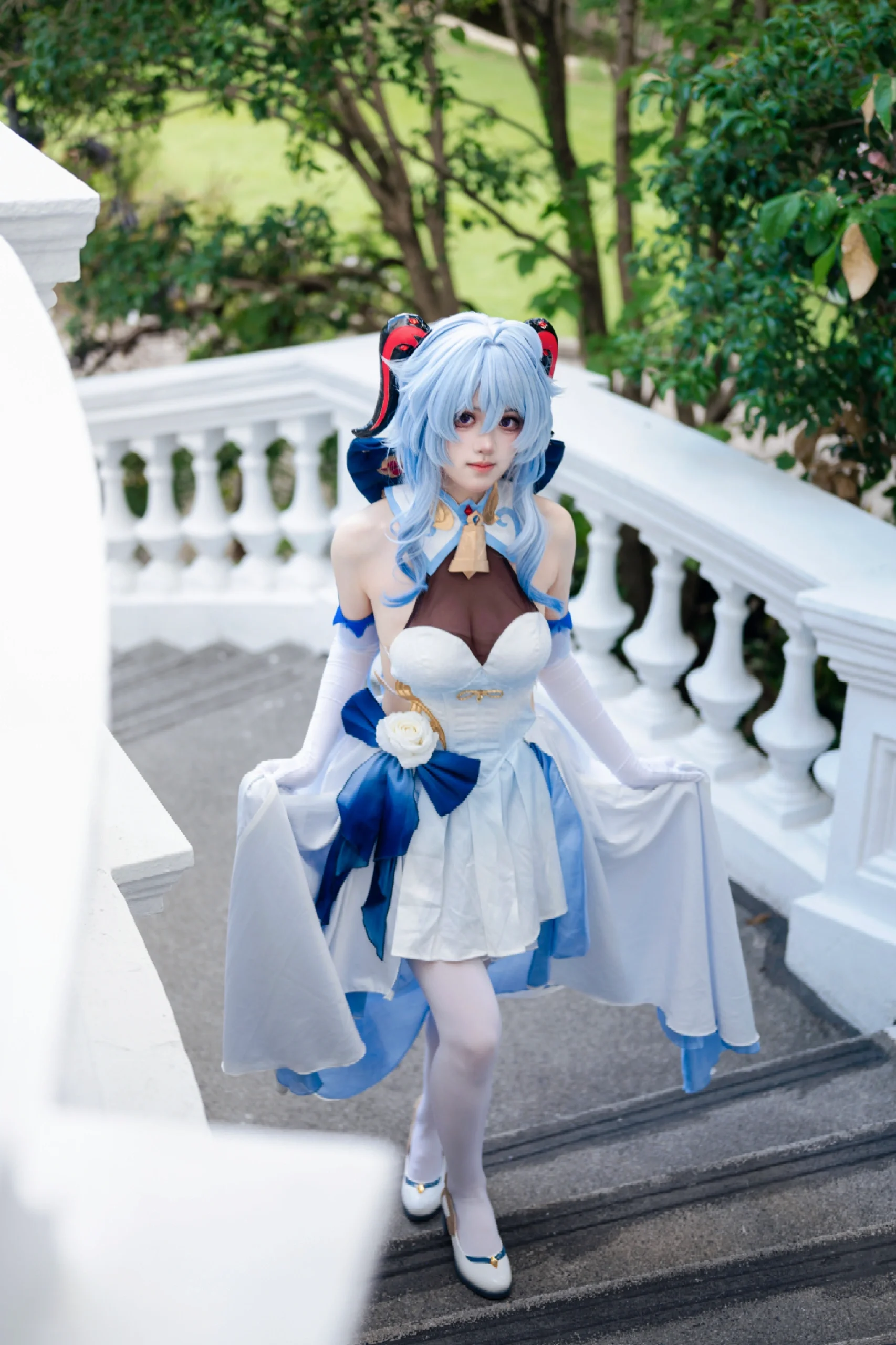 【甘雨cos】礼服款造型，花园石阶上的蓝白精灵 - 第 5 张