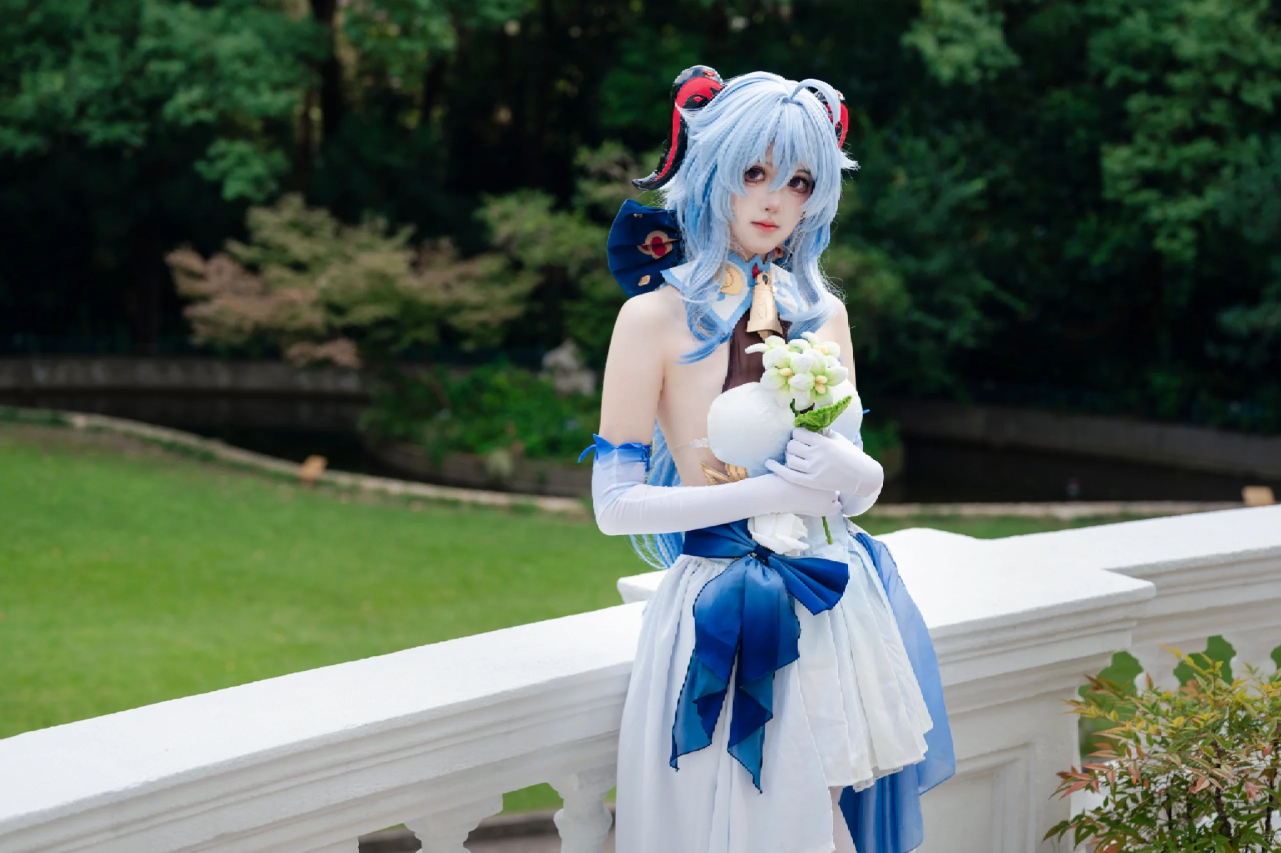 【甘雨cos】礼服款造型，花园石阶上的蓝白精灵 - 第 6 张
