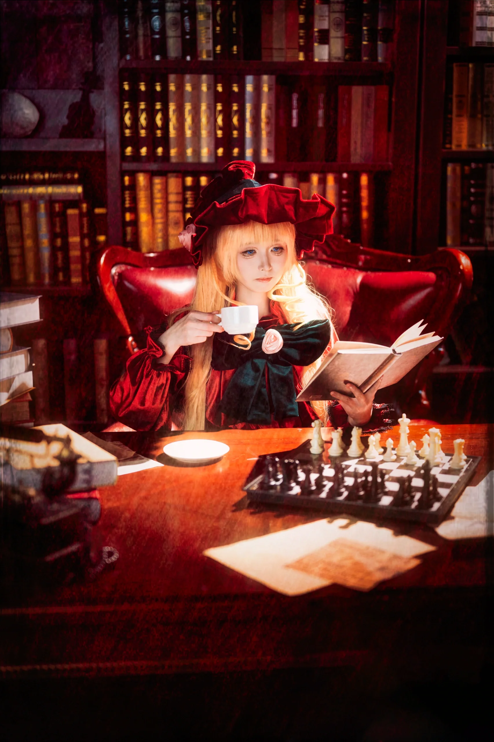 【真红cos】在书海与棋局间，感受蔷薇少女的静谧时光 - 第 3 张