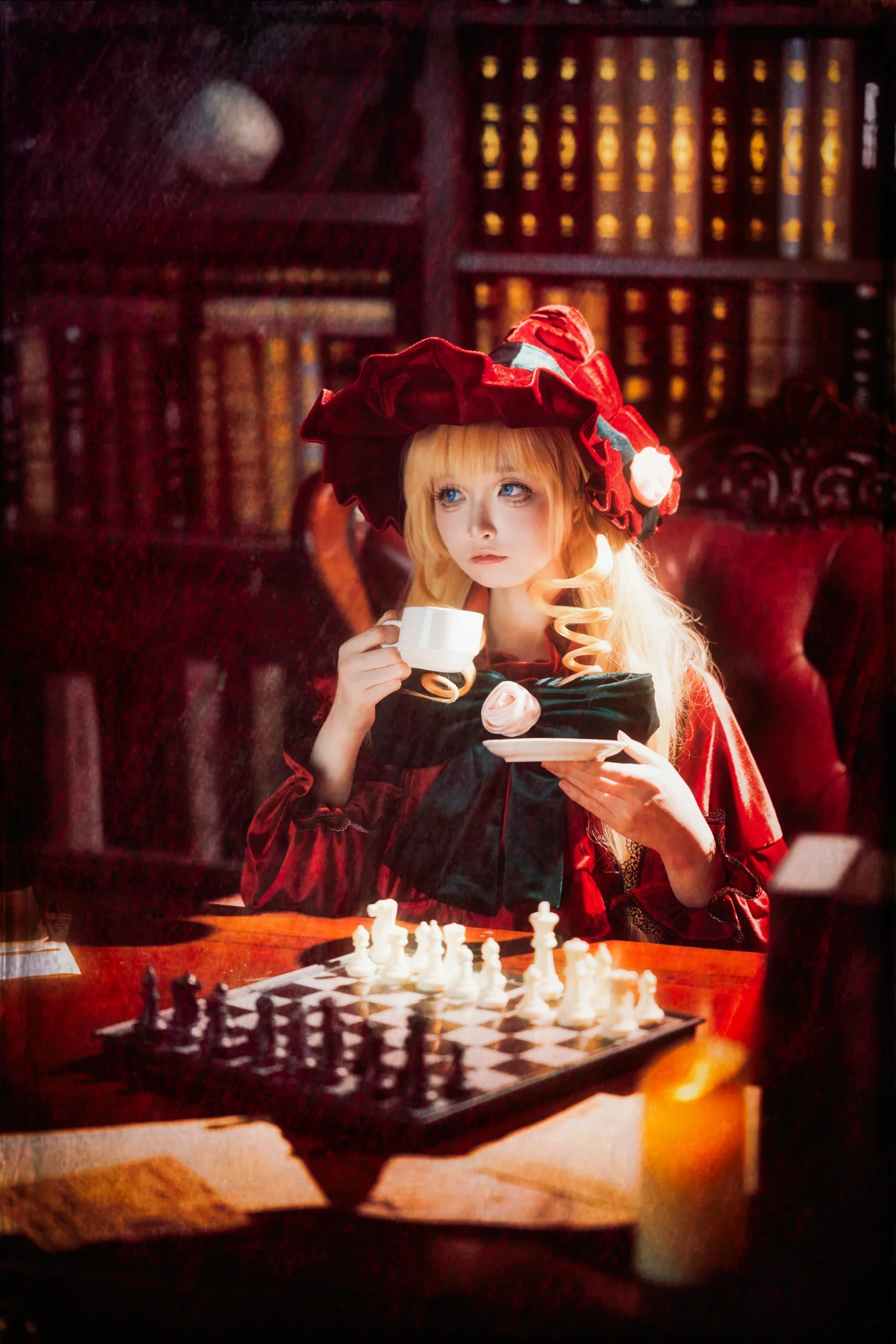 【真红cos】在书海与棋局间，感受蔷薇少女的静谧时光 - 第 6 张