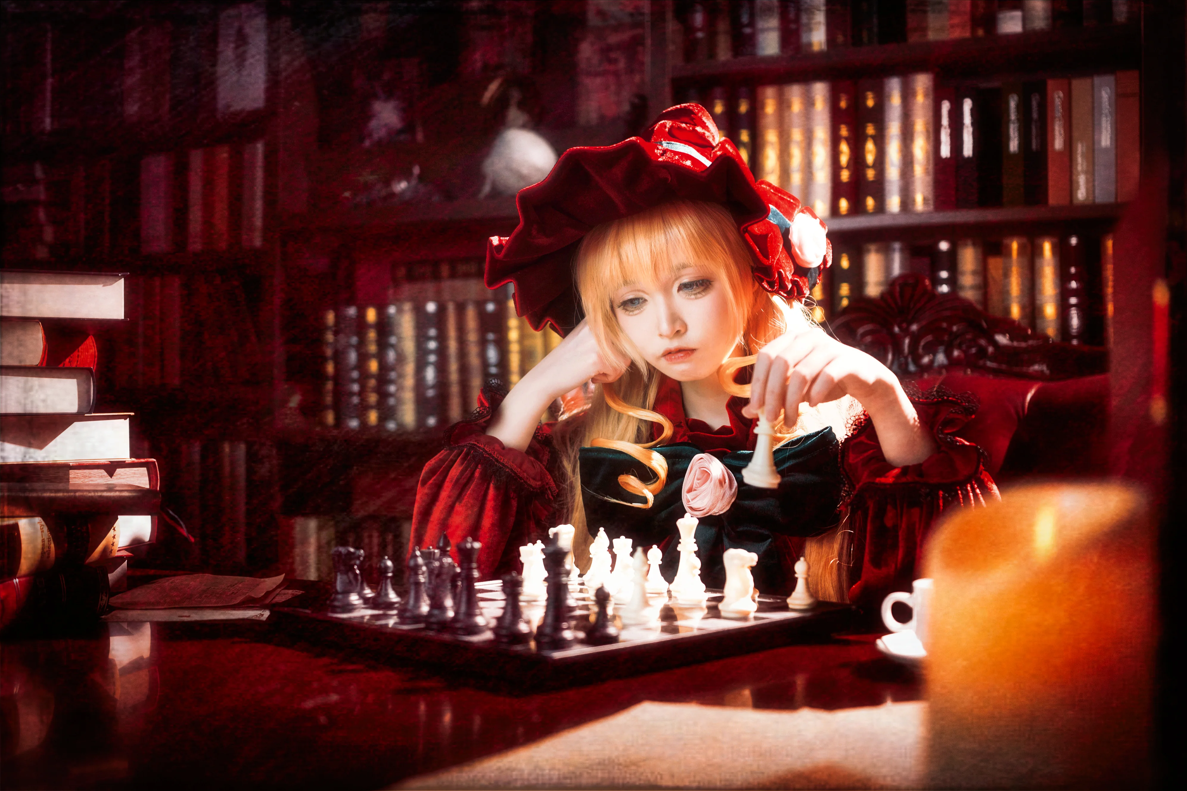 【真红cos】在书海与棋局间，感受蔷薇少女的静谧时光 - 第 7 张