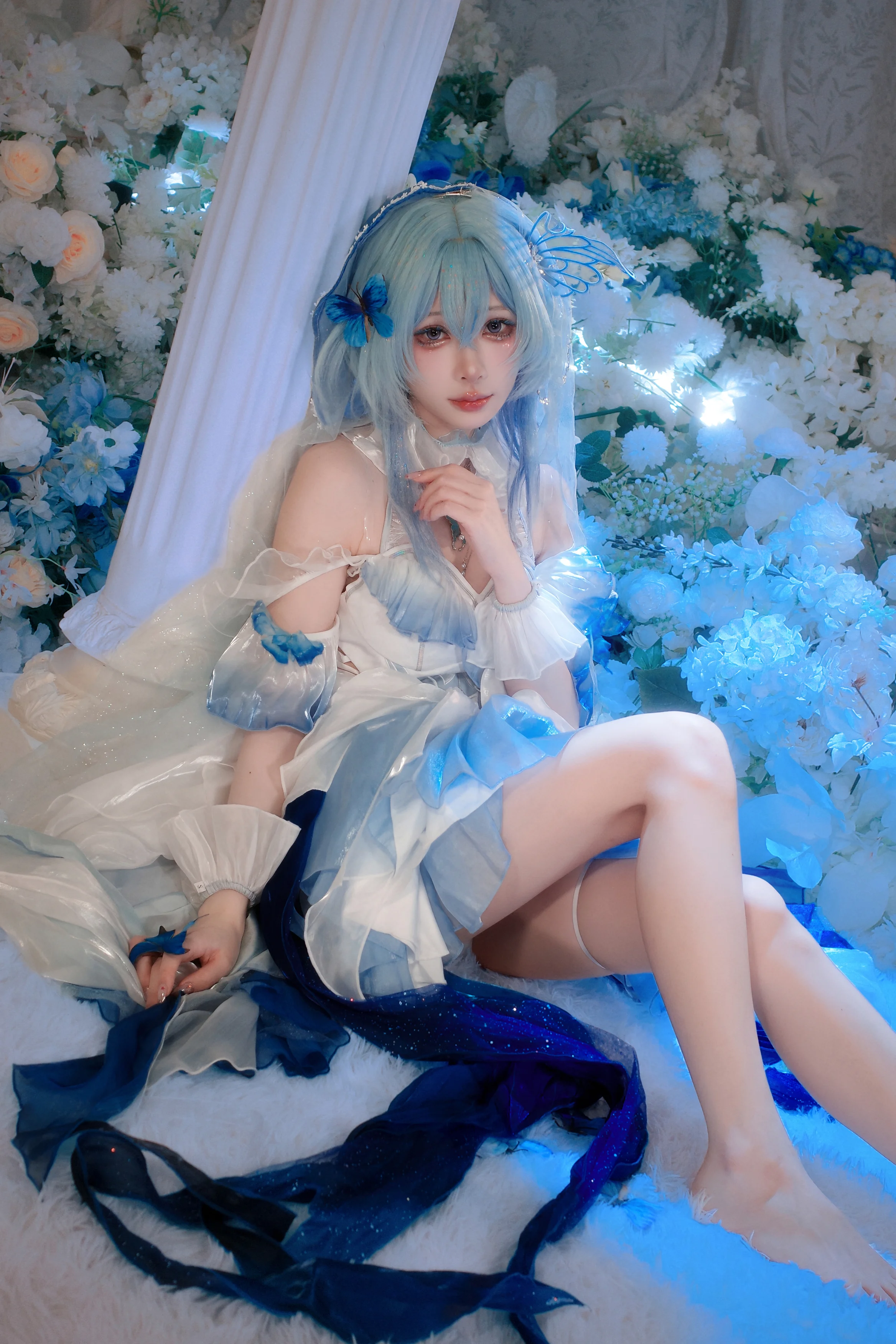【守岸人cos】蓝白轻纱与花海，棚拍这套造型的质感细节 - 第 3 张