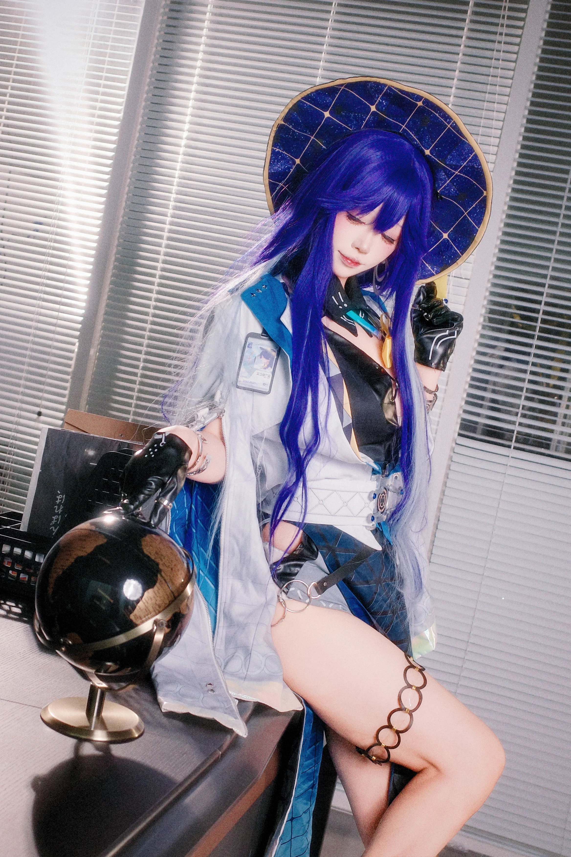 【洛瑟菈cos】深蓝与黑夜的交织，棚拍还原科技魔女 - 第 1 张