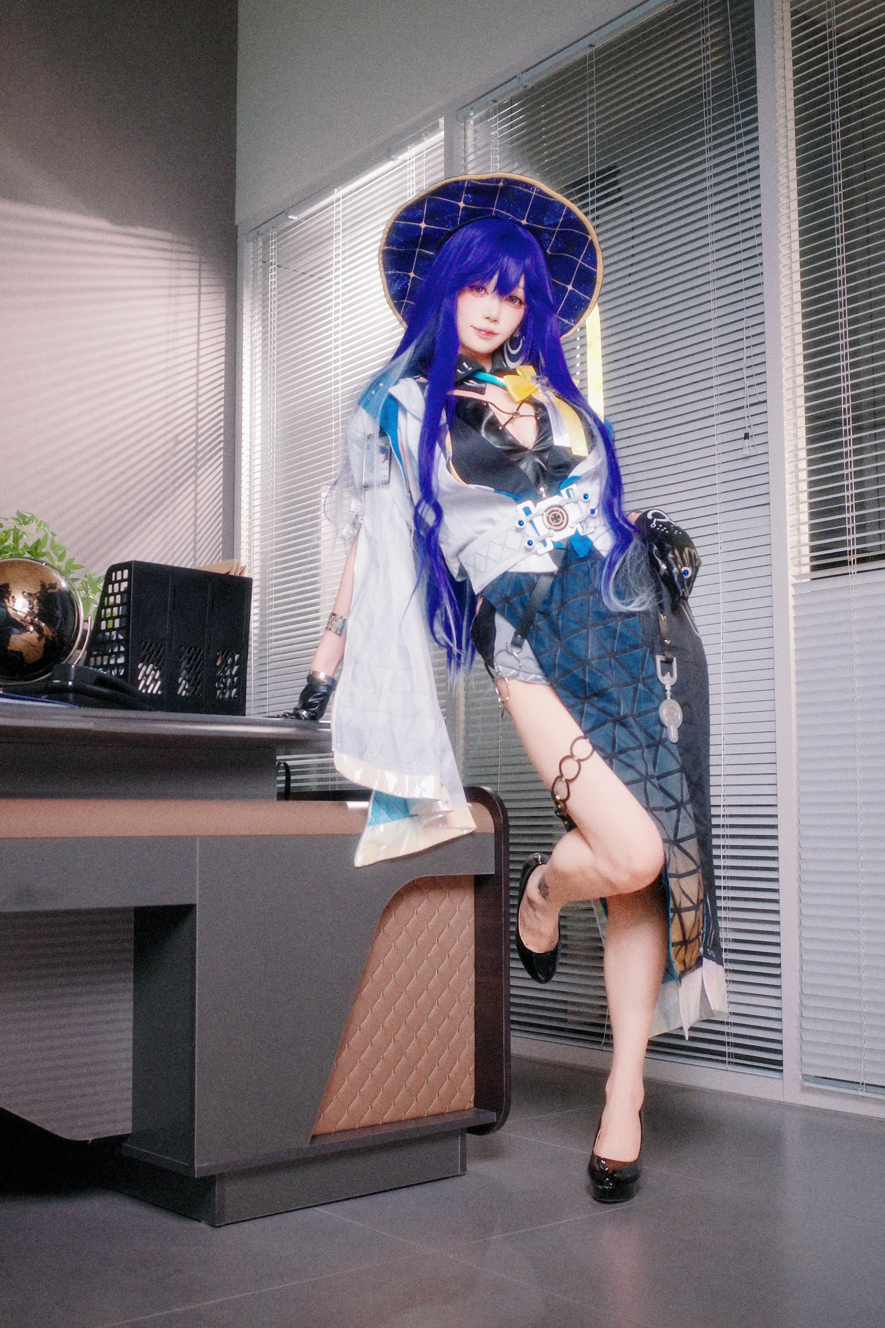 【洛瑟菈cos】深蓝与黑夜的交织，棚拍还原科技魔女
