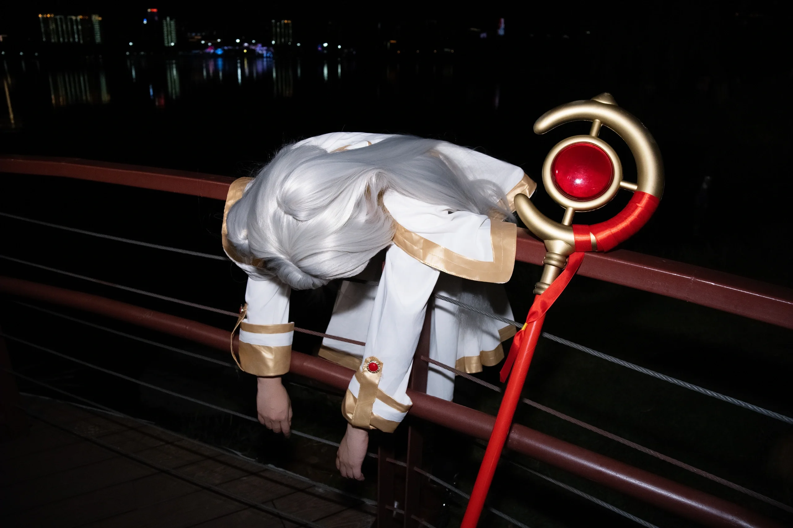 【フリーレン コスプレ】夜と昼の狭間を歩むエルフの魔法使い - 1 枚目