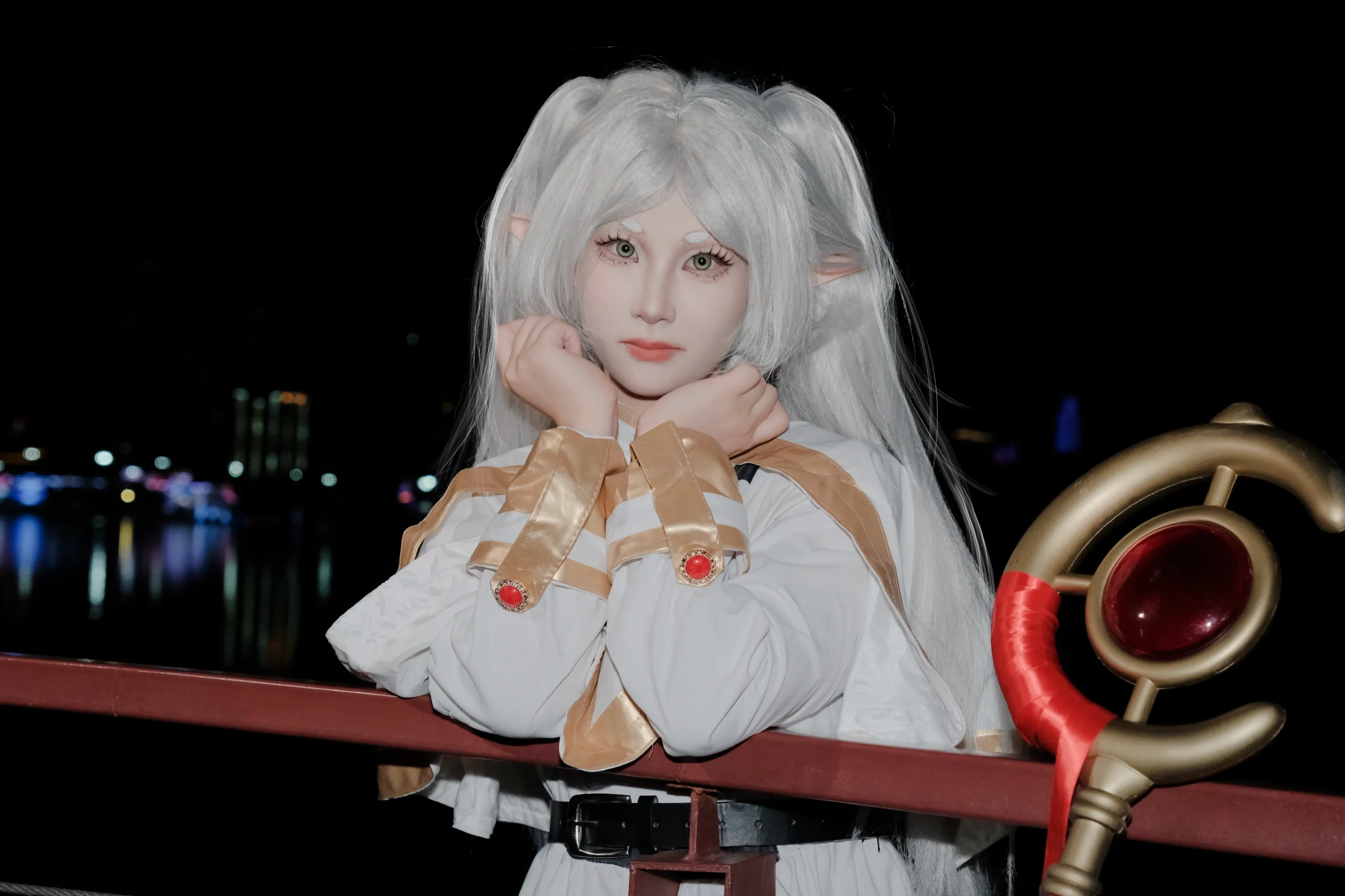 【フリーレン コスプレ】夜と昼の狭間を歩むエルフの魔法使い - 3 枚目