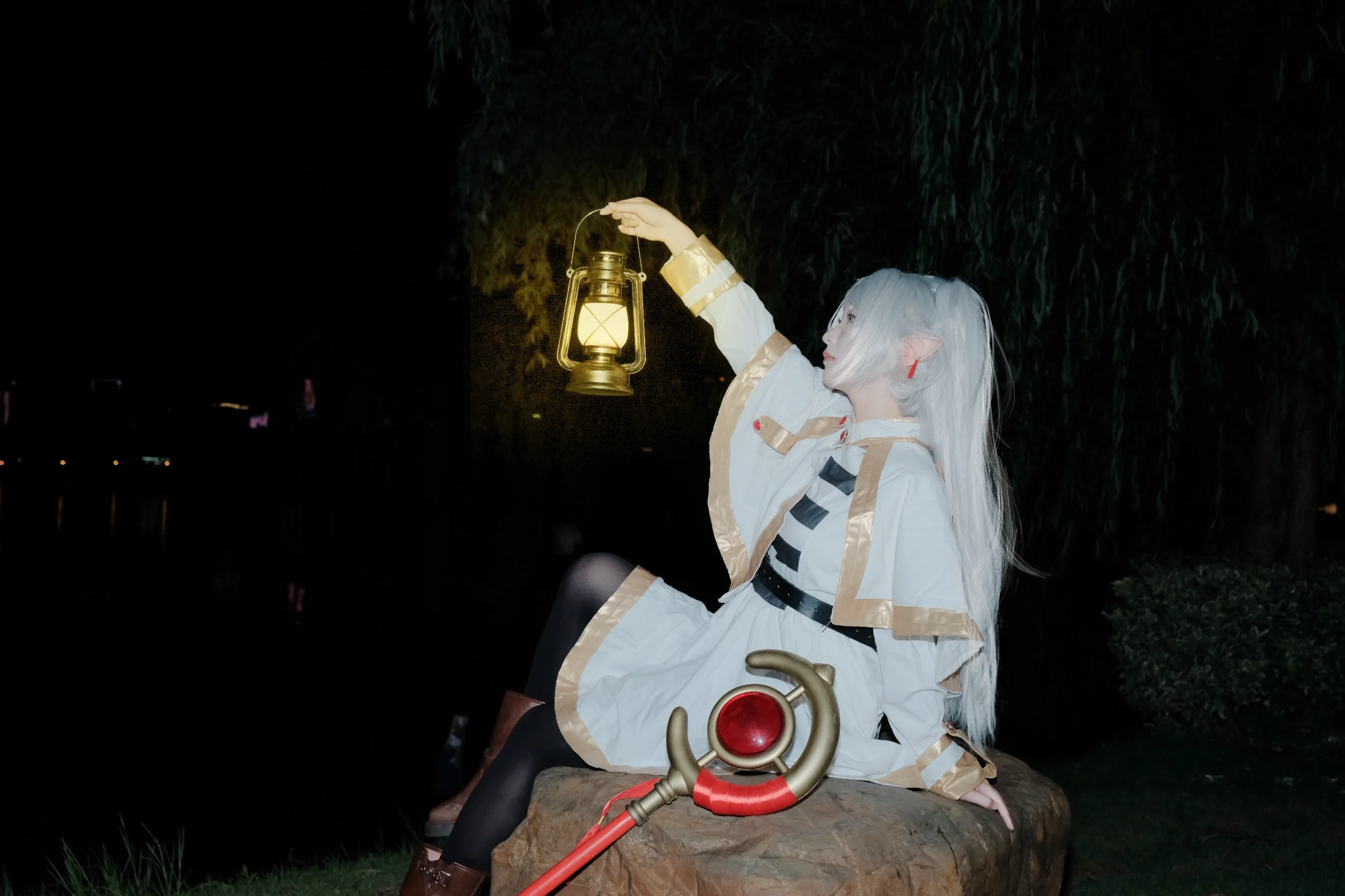【フリーレン コスプレ】夜と昼の狭間を歩むエルフの魔法使い - 8 枚目