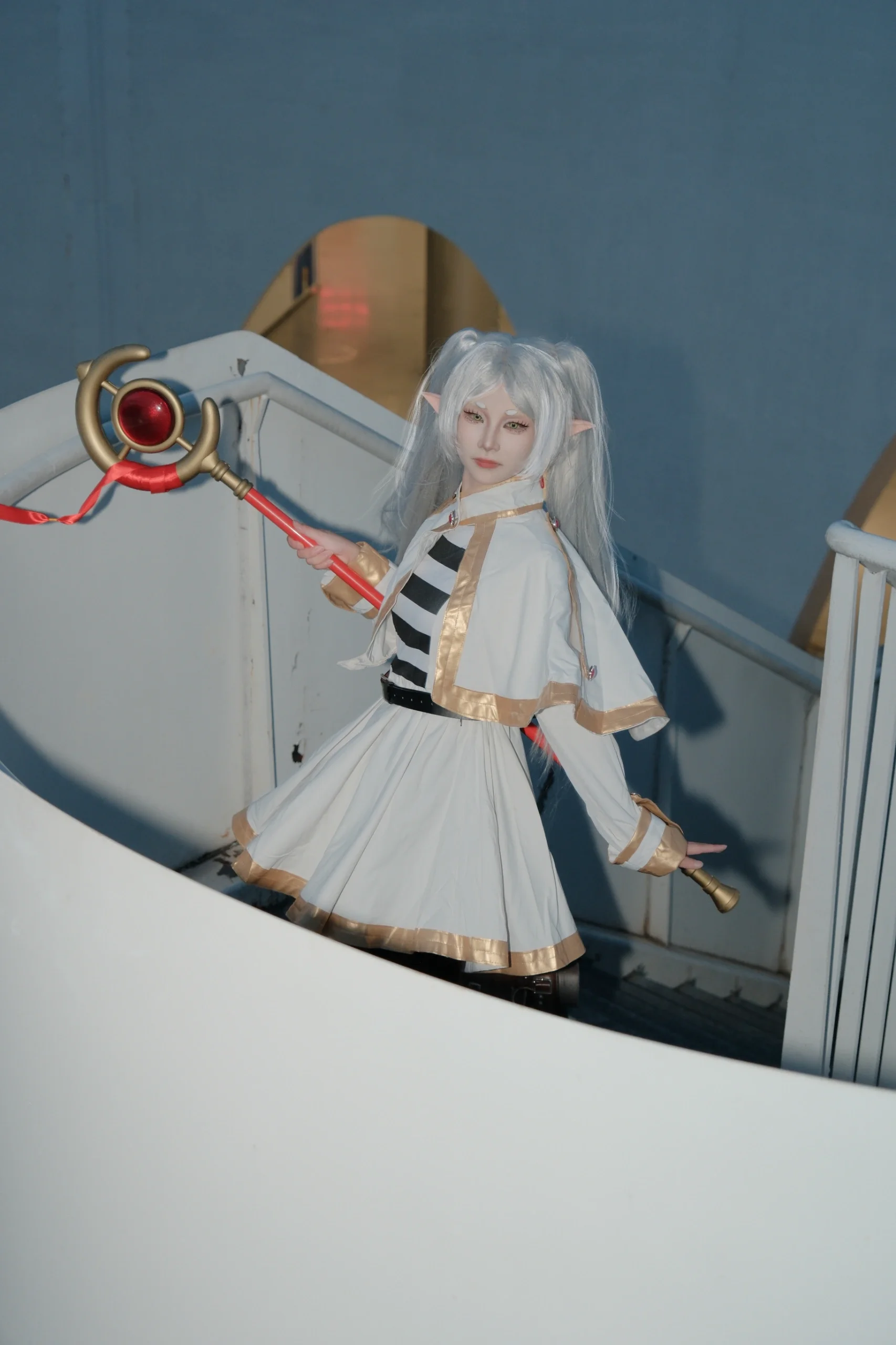 【フリーレン コスプレ】夜と昼の狭間を歩むエルフの魔法使い - 9 枚目