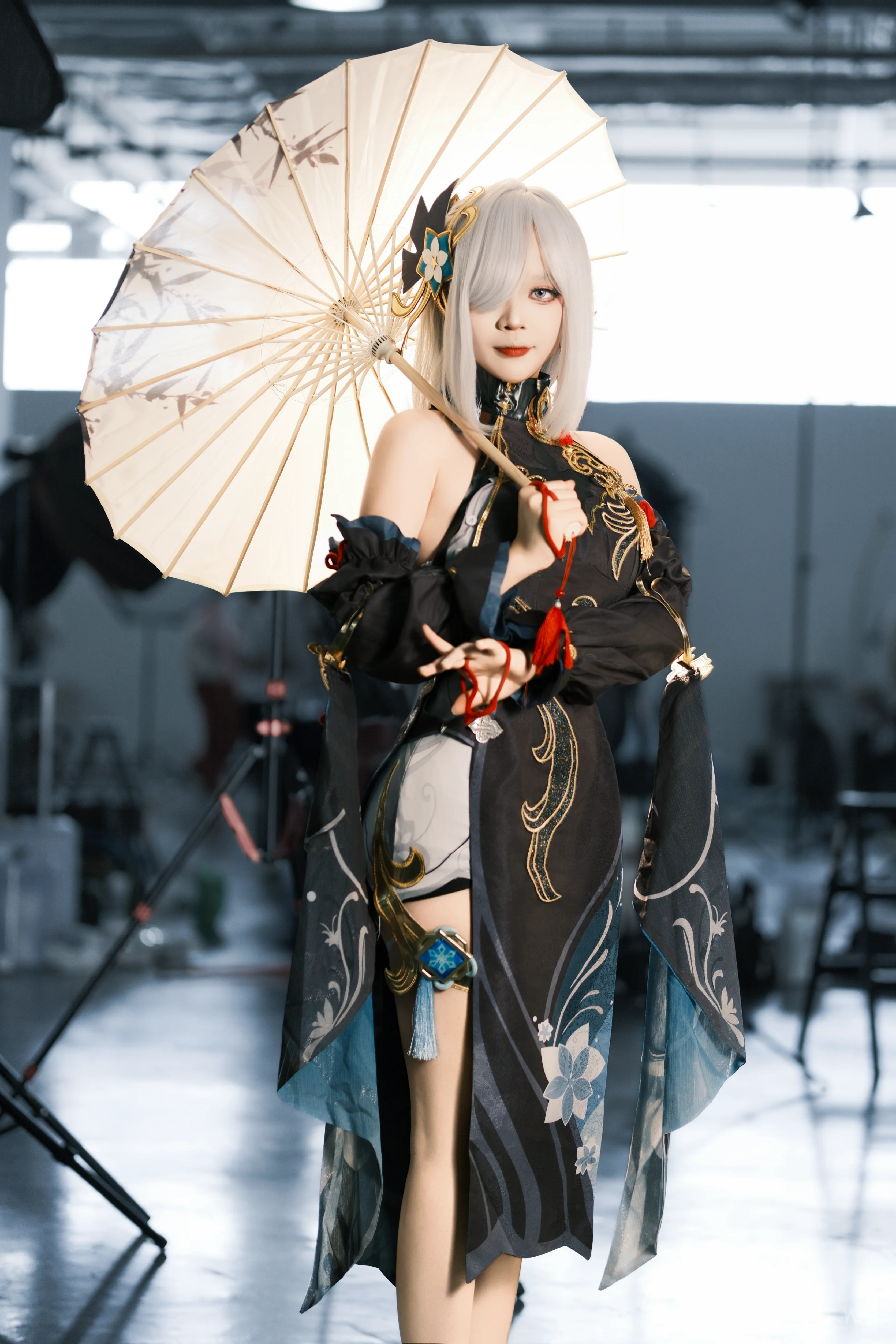 【申鹤cos】原神申鹤的棚拍侧记：撑伞静候光影 - 第 1 张