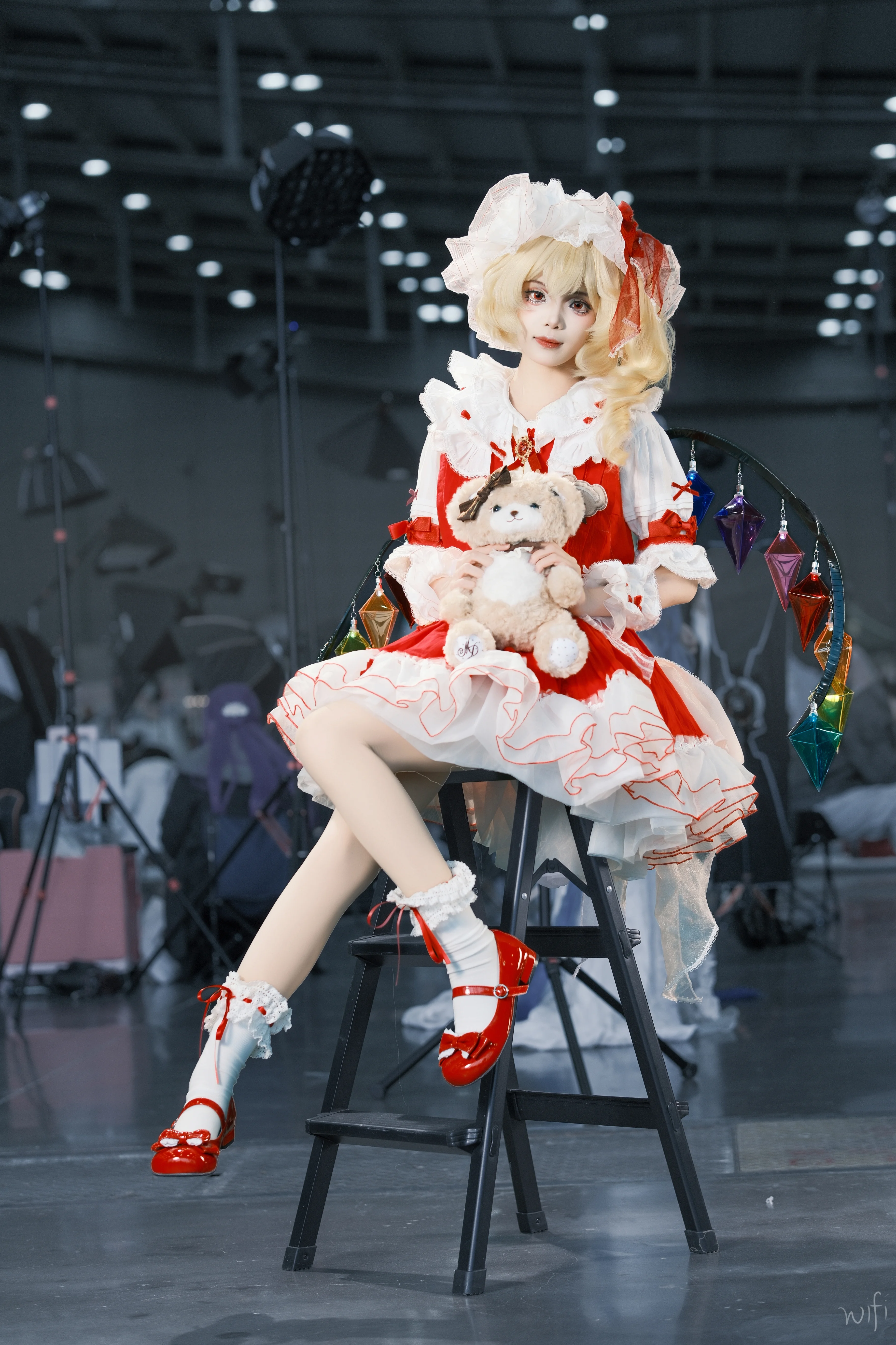 【东方project芙兰朵露cos】红魔馆二小姐抱着小熊吃苹果 - 第 1 张