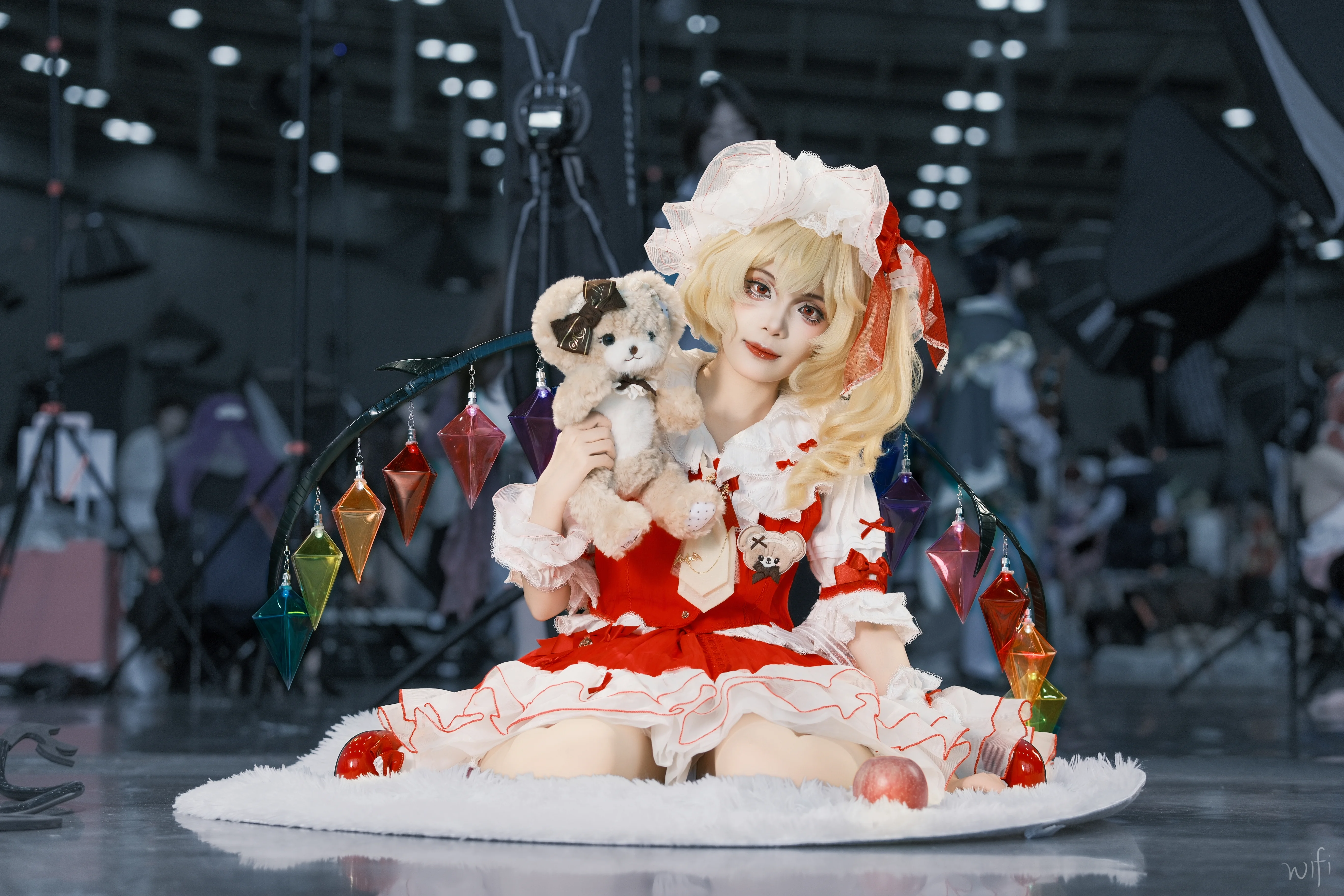 【东方project芙兰朵露cos】红魔馆二小姐抱着小熊吃苹果 - 第 2 张