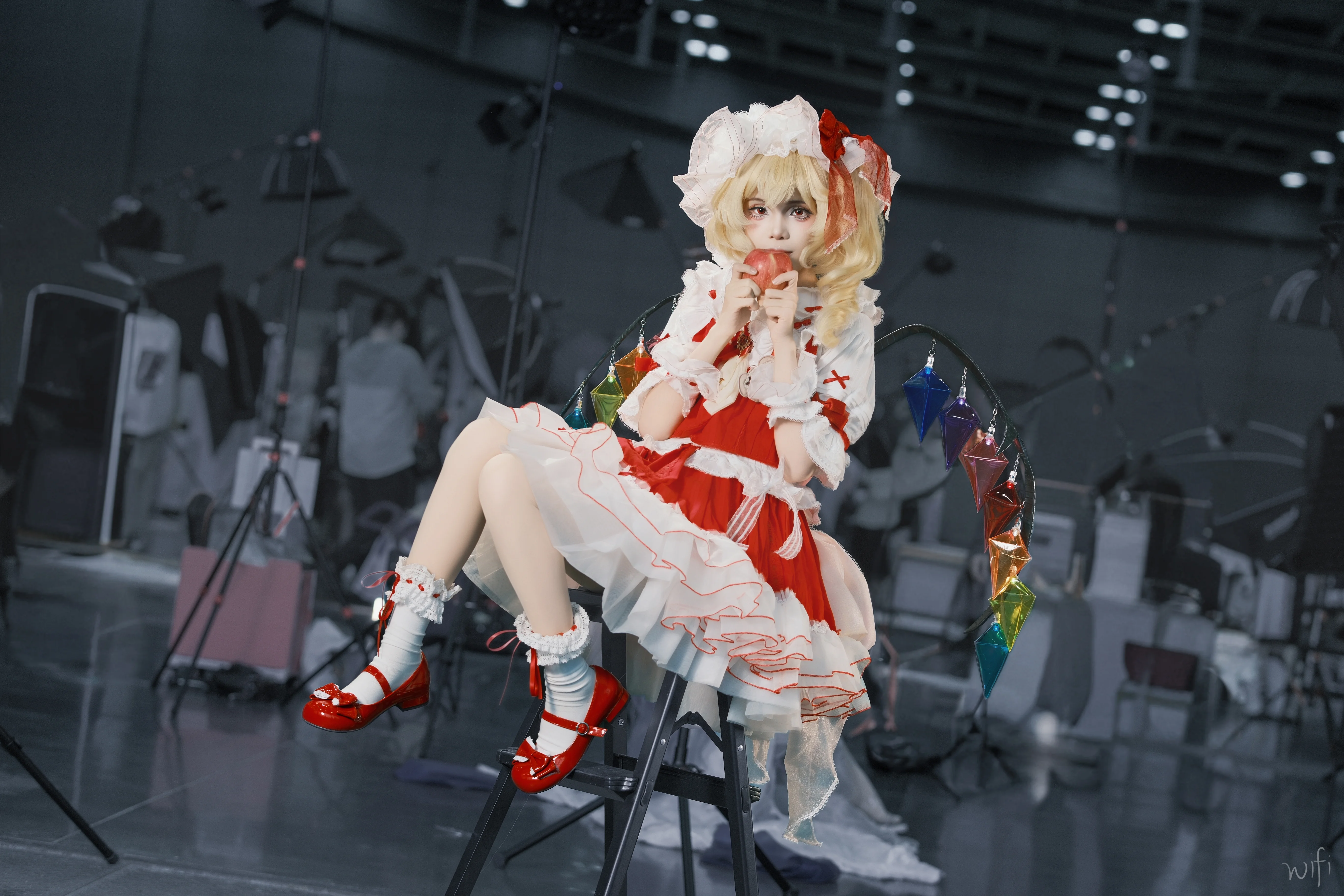 【东方project芙兰朵露cos】红魔馆二小姐抱着小熊吃苹果 - 第 3 张