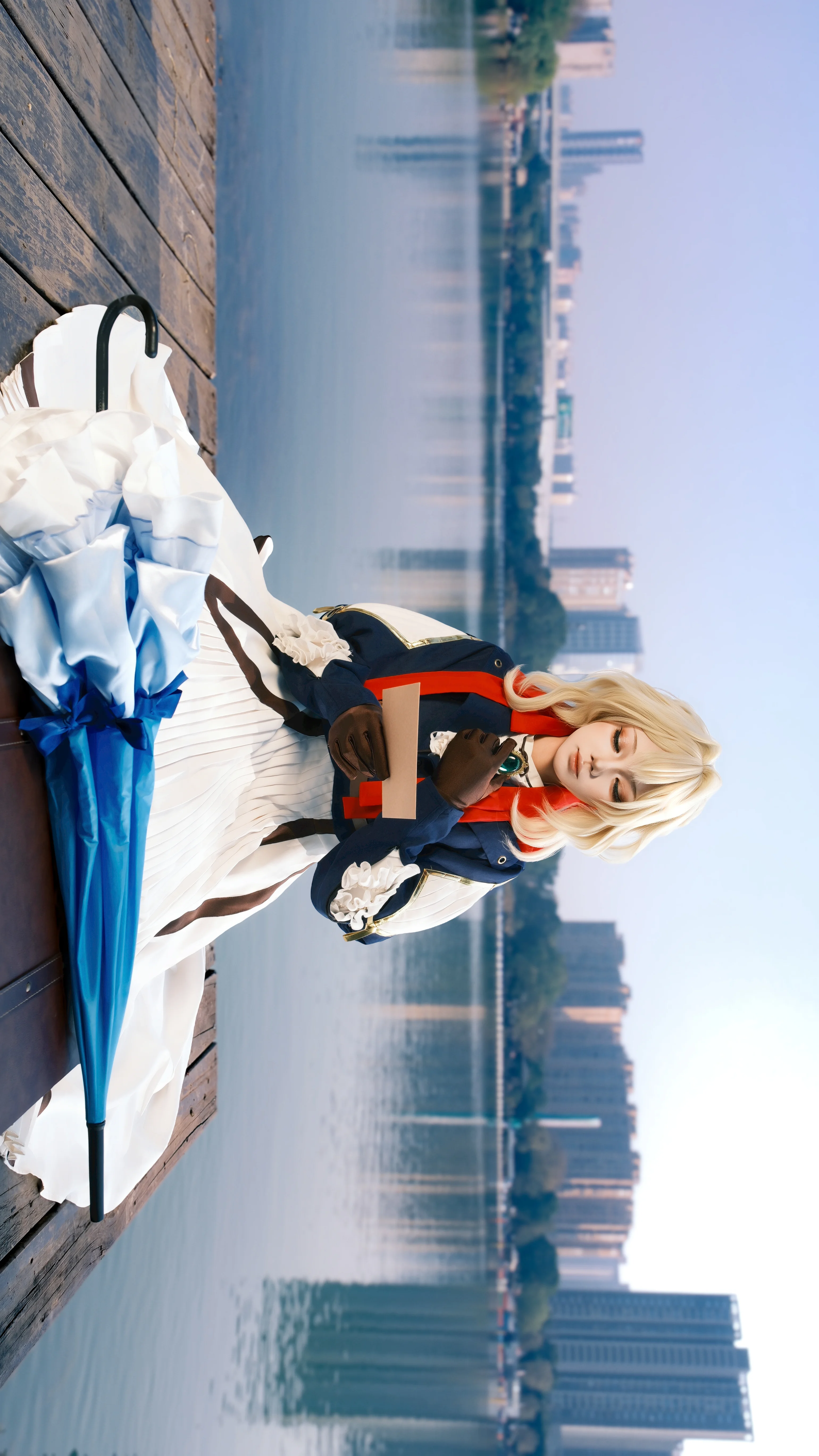 【ヴァイオレット・エヴァーガーデン コスプレ】ヴァイオレット・エヴァーガーデン、水辺の信札と旅路の一コマ