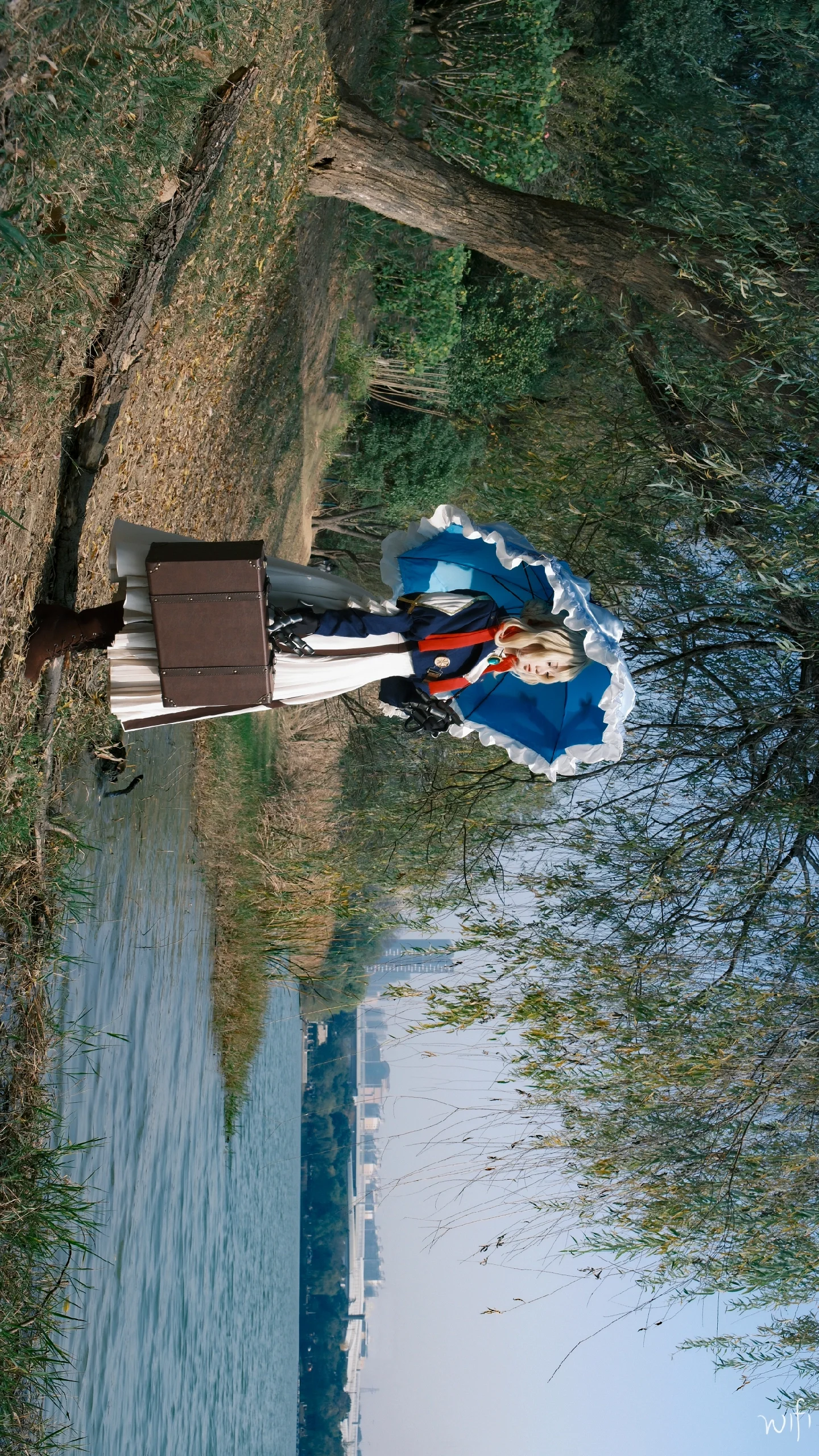 【ヴァイオレット・エヴァーガーデン コスプレ】ヴァイオレット・エヴァーガーデン、水辺の信札と旅路の一コマ - 2 枚目