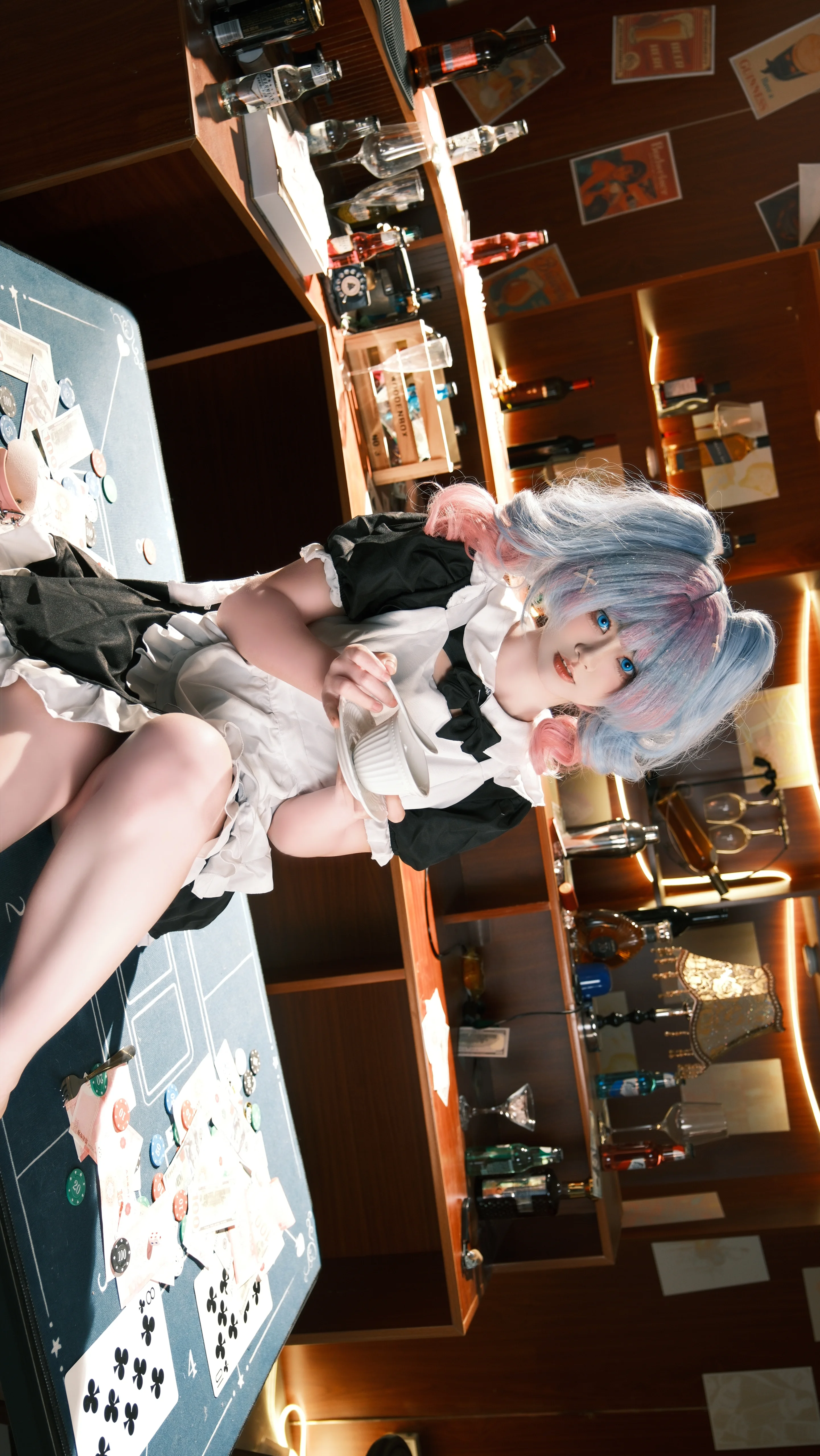 【初音未來cos】德州撲克桌上的藍粉雙馬尾女僕 - 第 1 張