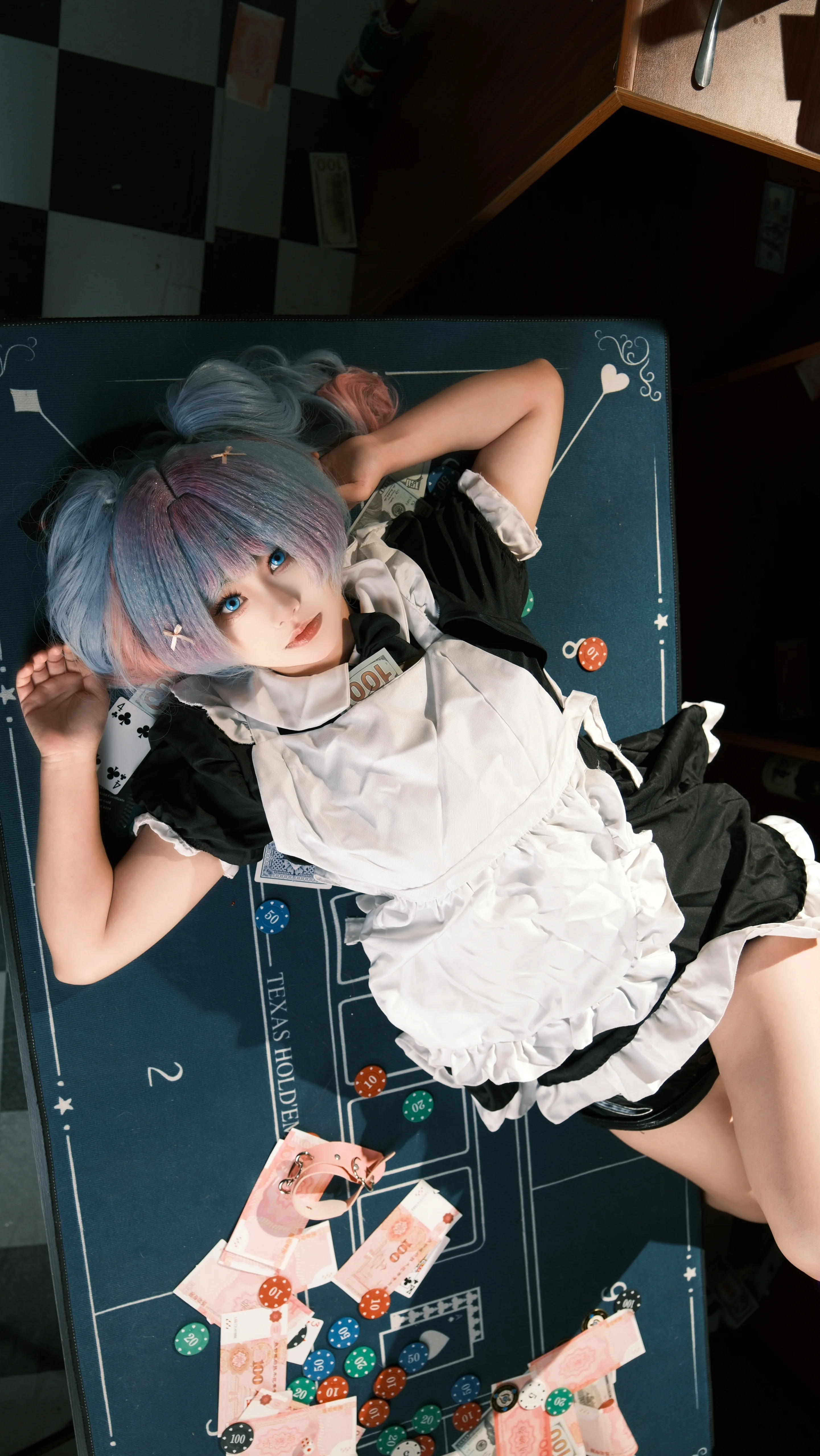 【初音未來cos】德州撲克桌上的藍粉雙馬尾女僕 - 第 2 張
