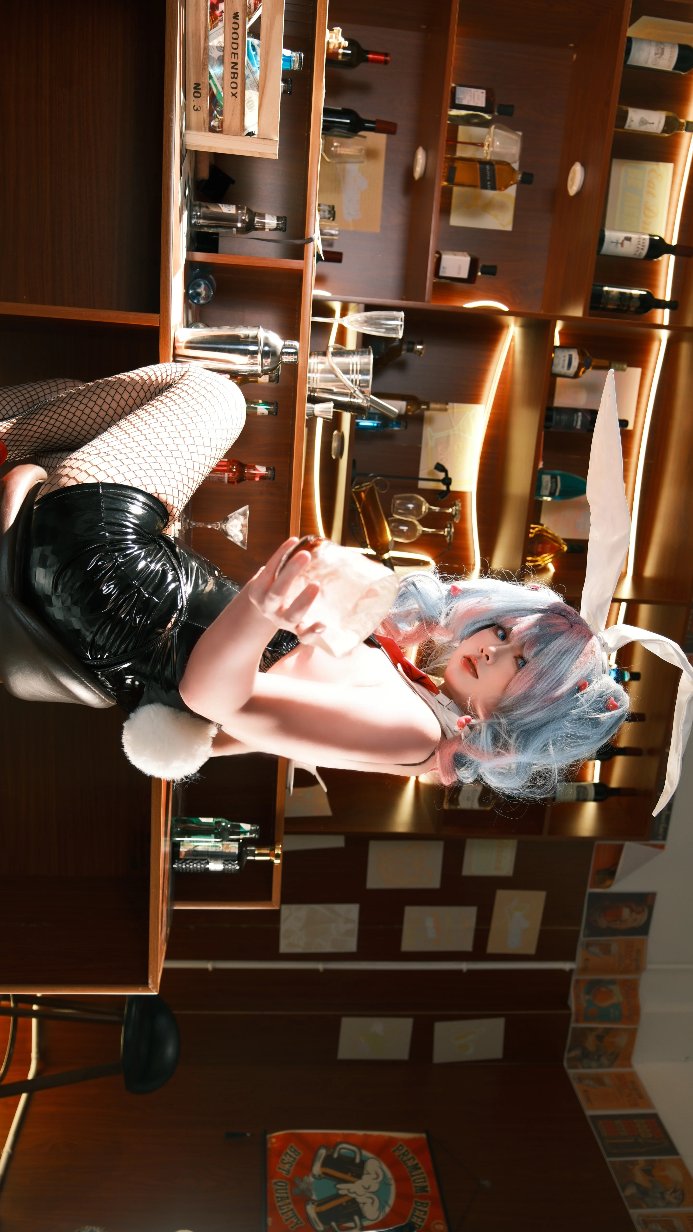 【初音ミク コスプレ】バーの温かい光に包まれるラビットホールのほろ酔いドキュメンタリー - 1 枚目