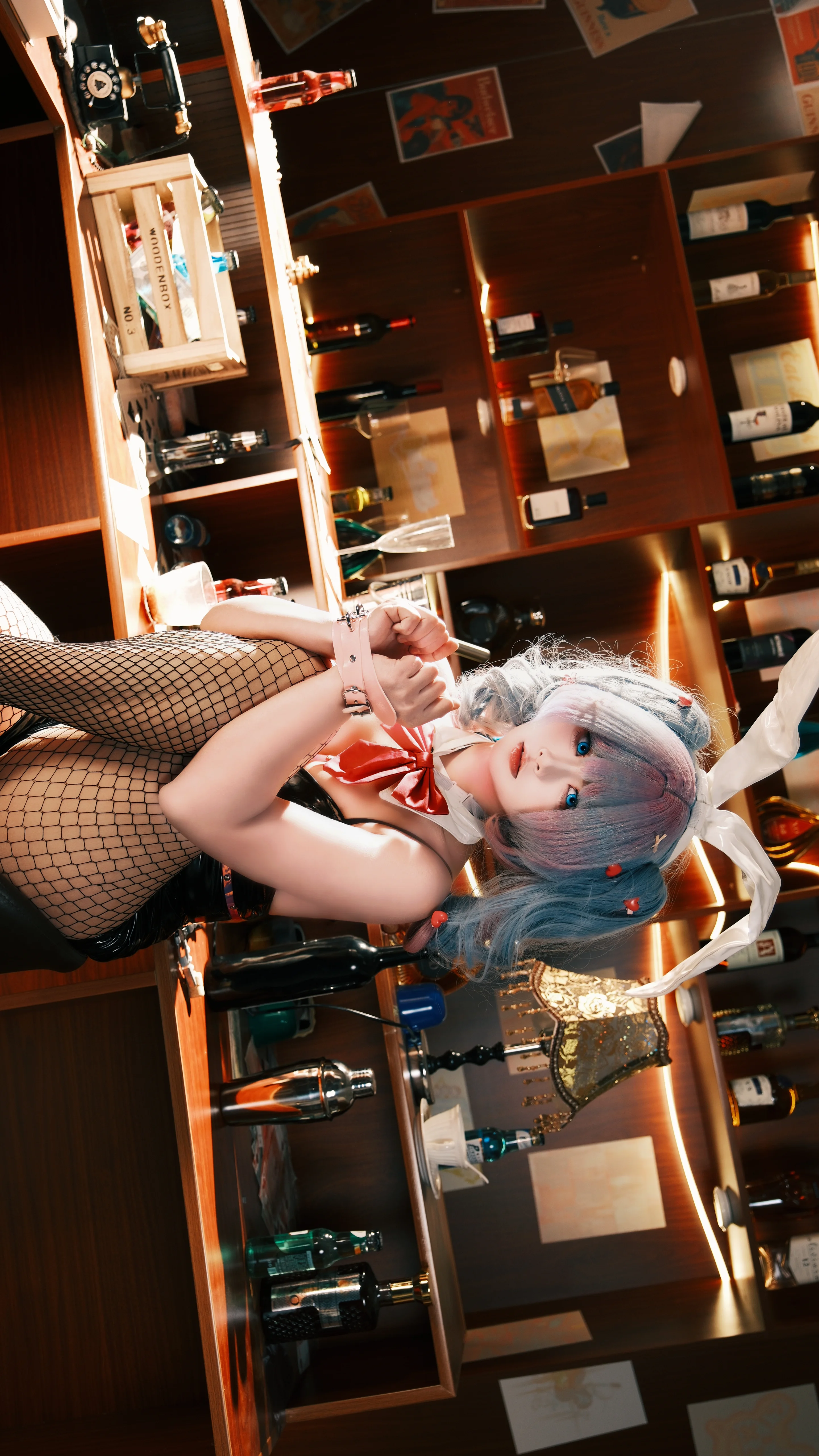 【初音ミク コスプレ】バーの温かい光に包まれるラビットホールのほろ酔いドキュメンタリー - 2 枚目