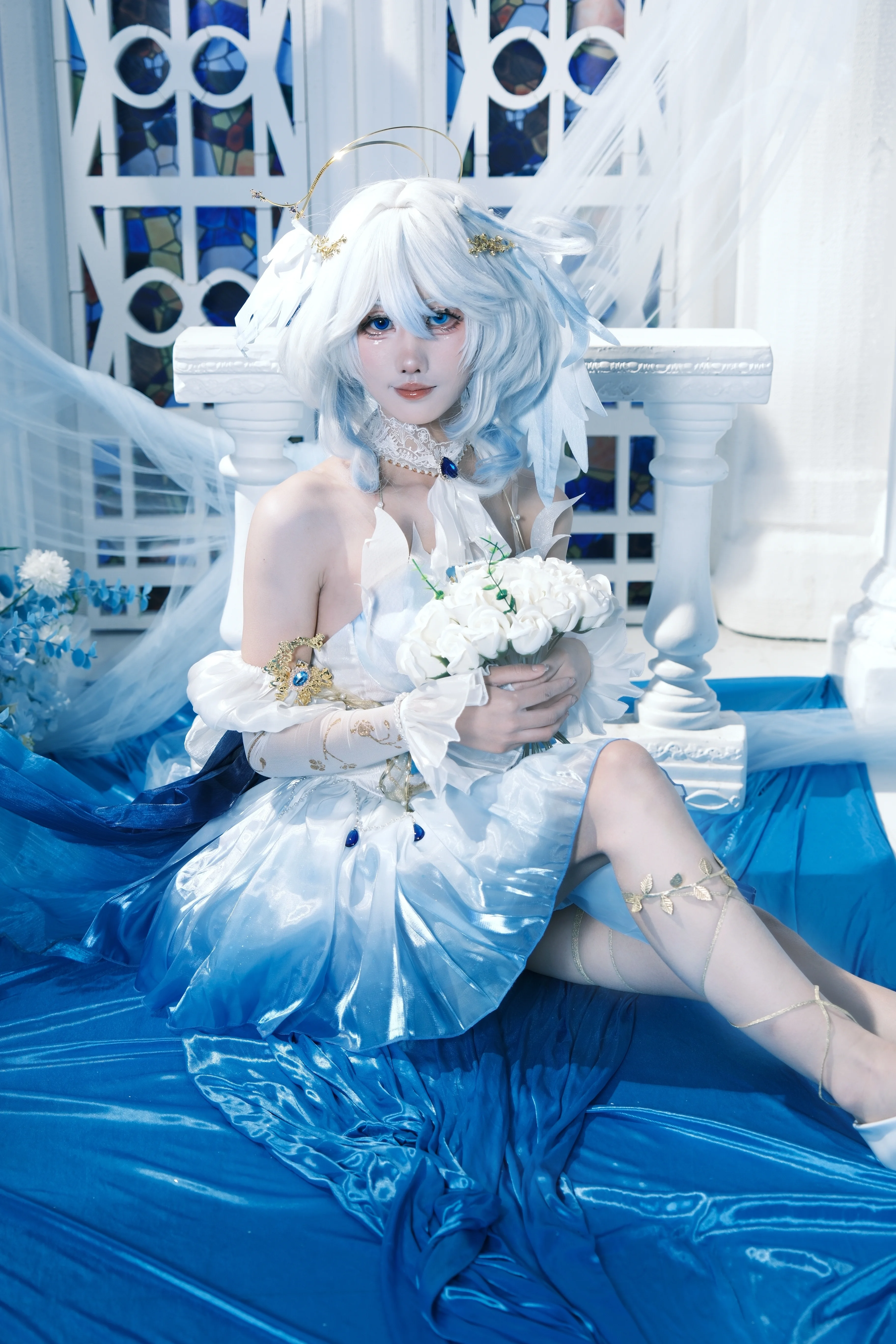 【芙宁娜cos】原神水神蓝白渐变裙，梦幻光影下的优雅瞬间 - 第 1 张