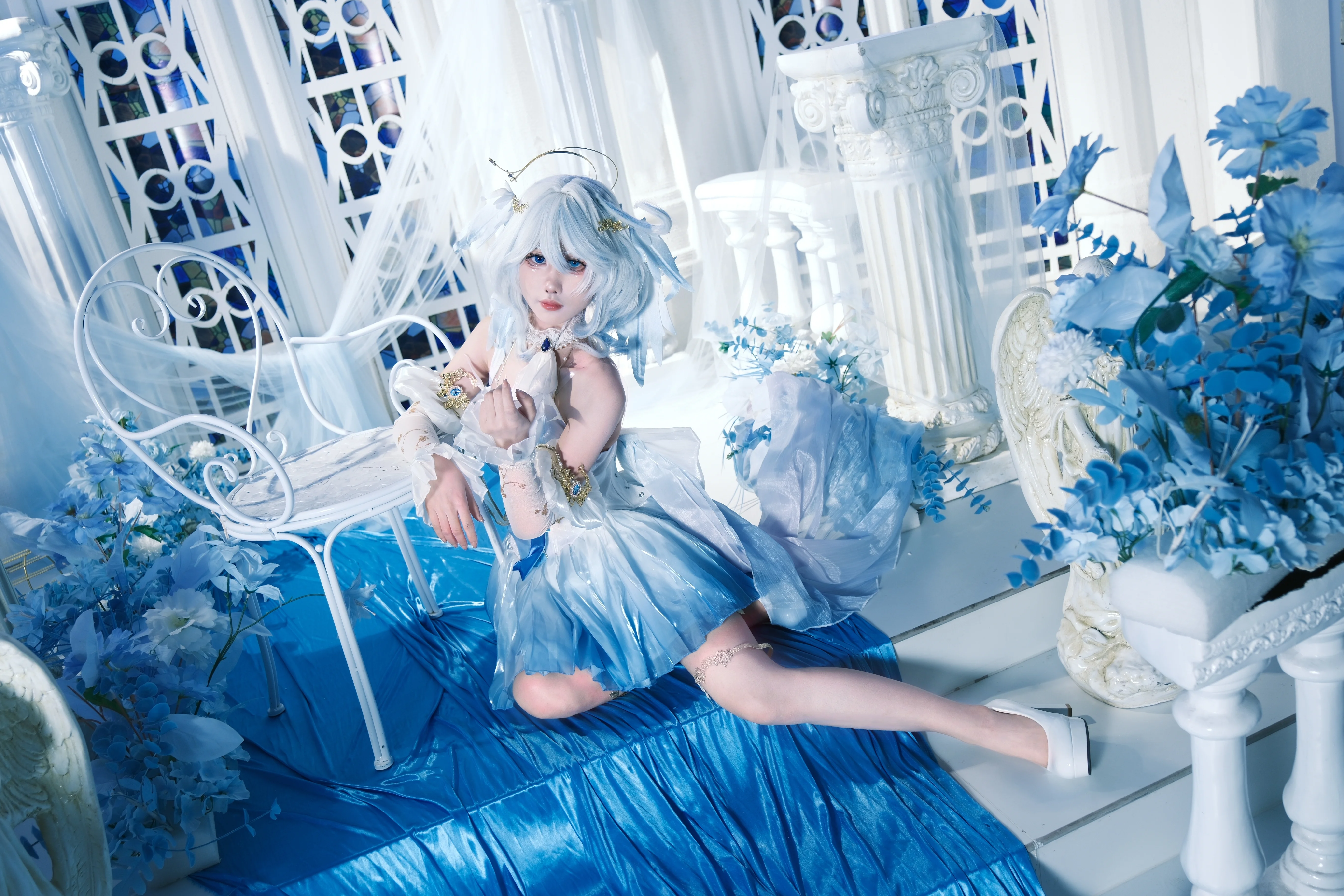【芙宁娜cos】原神水神蓝白渐变裙，梦幻光影下的优雅瞬间 - 第 2 张