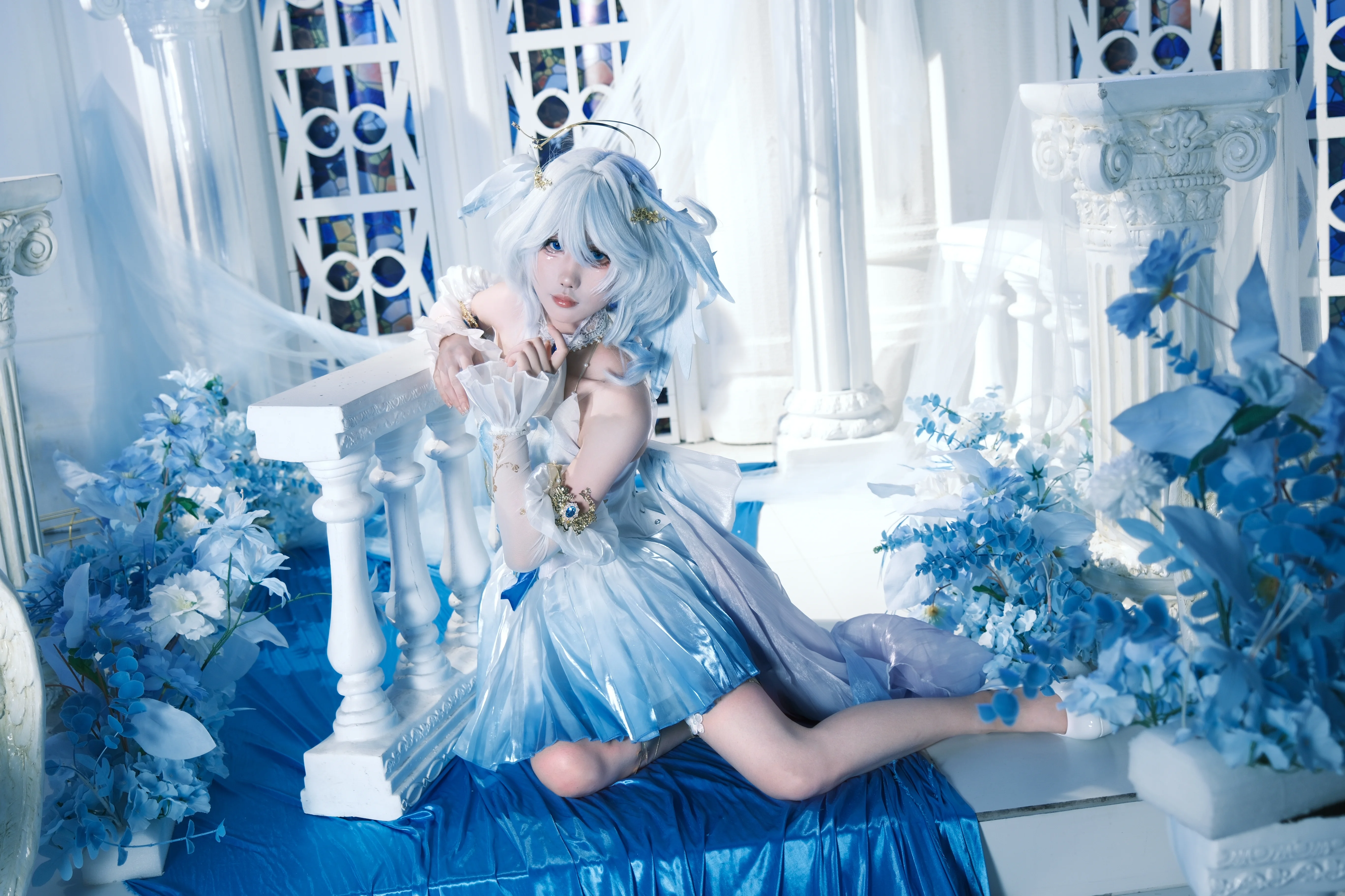 【芙宁娜cos】原神水神蓝白渐变裙，梦幻光影下的优雅瞬间 - 第 3 张