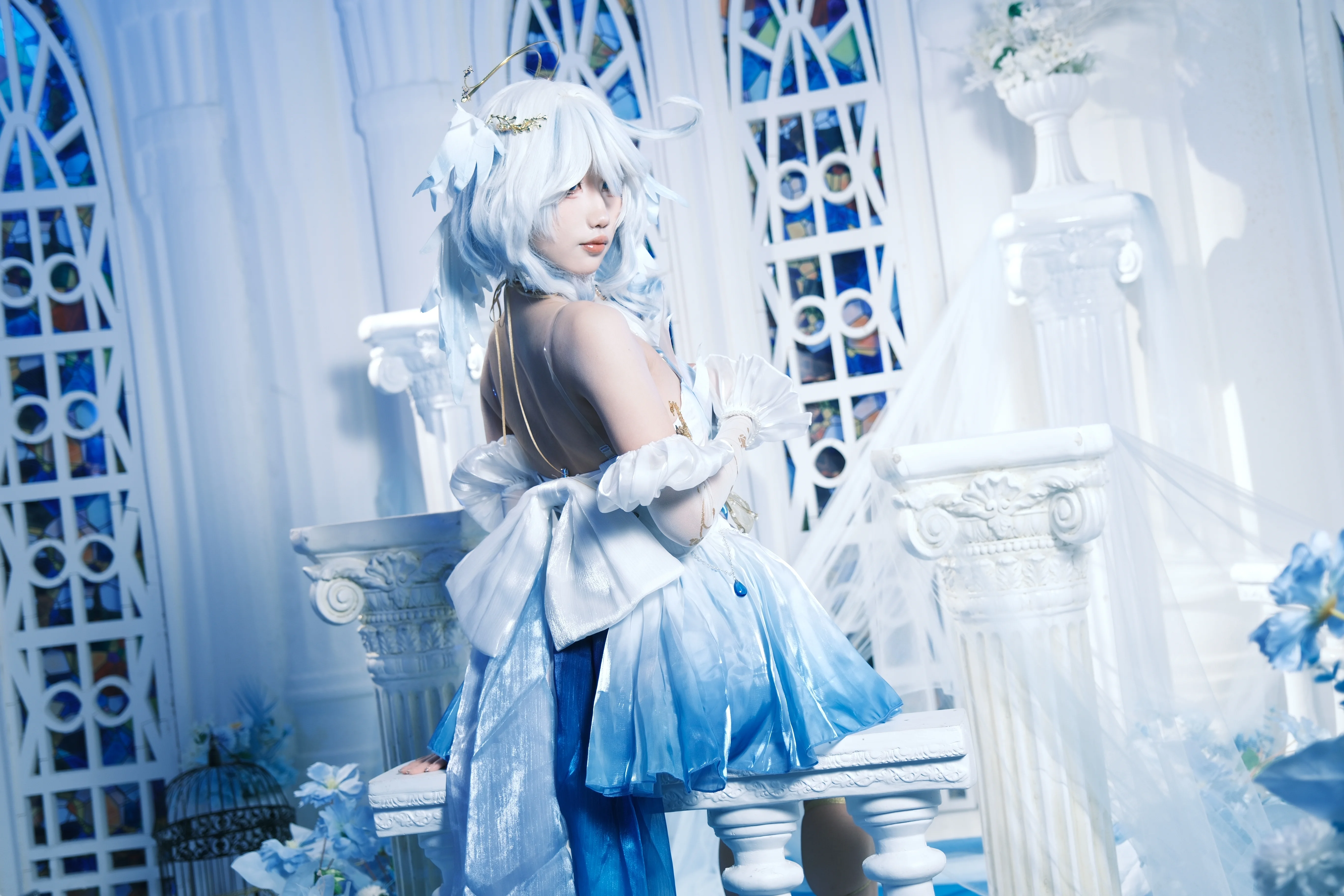 【芙宁娜cos】原神水神蓝白渐变裙，梦幻光影下的优雅瞬间 - 第 4 张