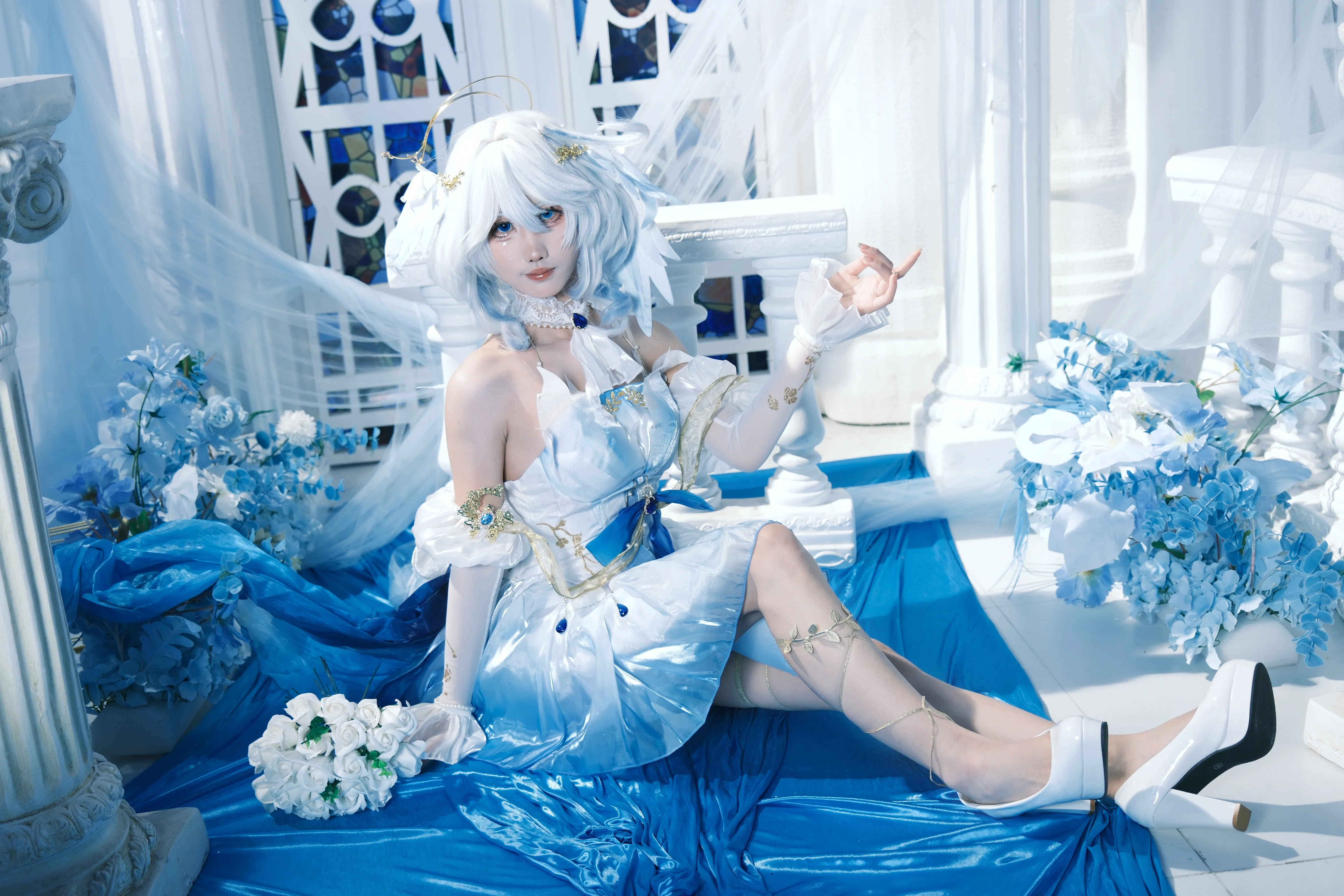 【芙宁娜cos】原神水神蓝白渐变裙，梦幻光影下的优雅瞬间