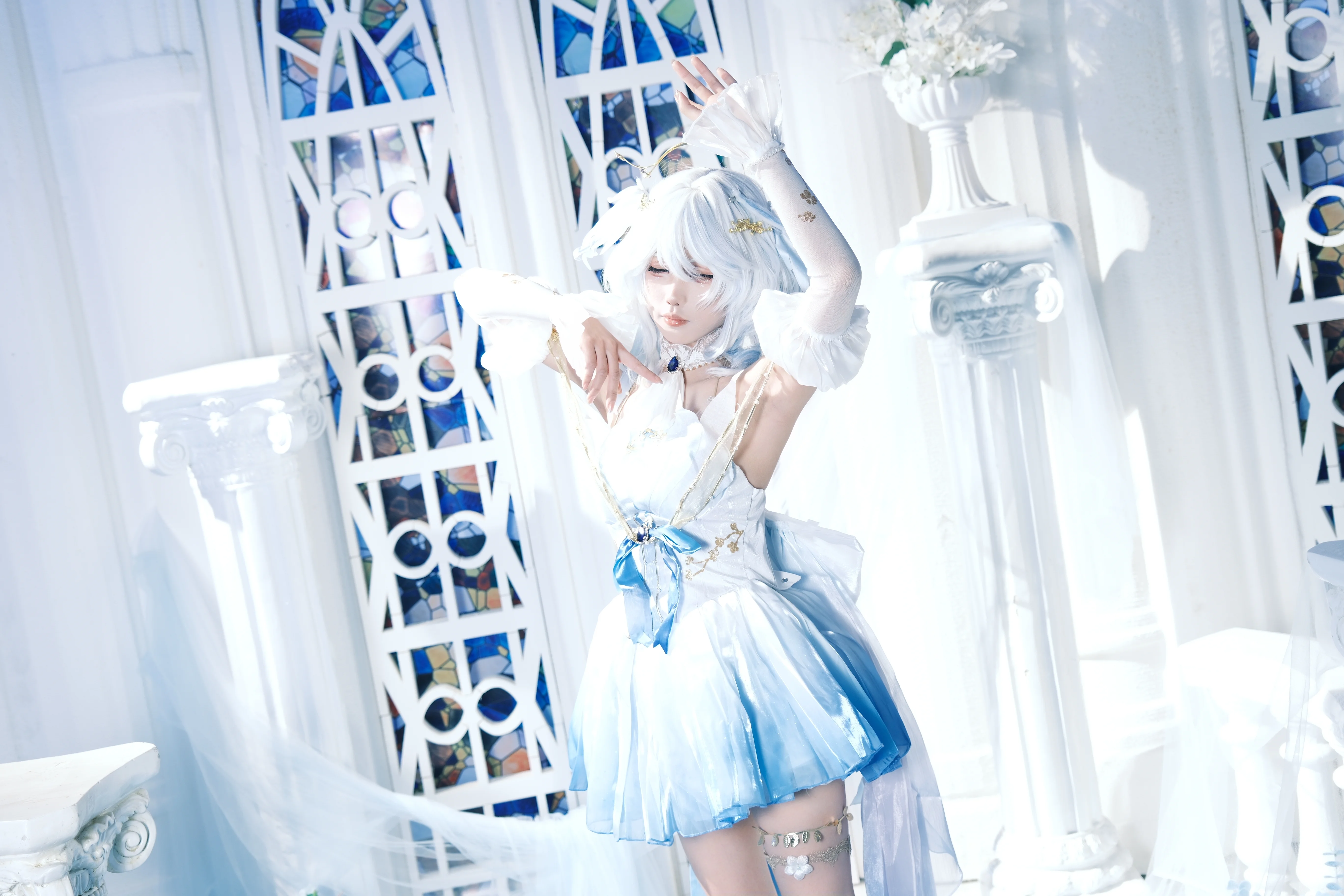 【芙宁娜cos】原神水神蓝白渐变裙，梦幻光影下的优雅瞬间 - 第 8 张
