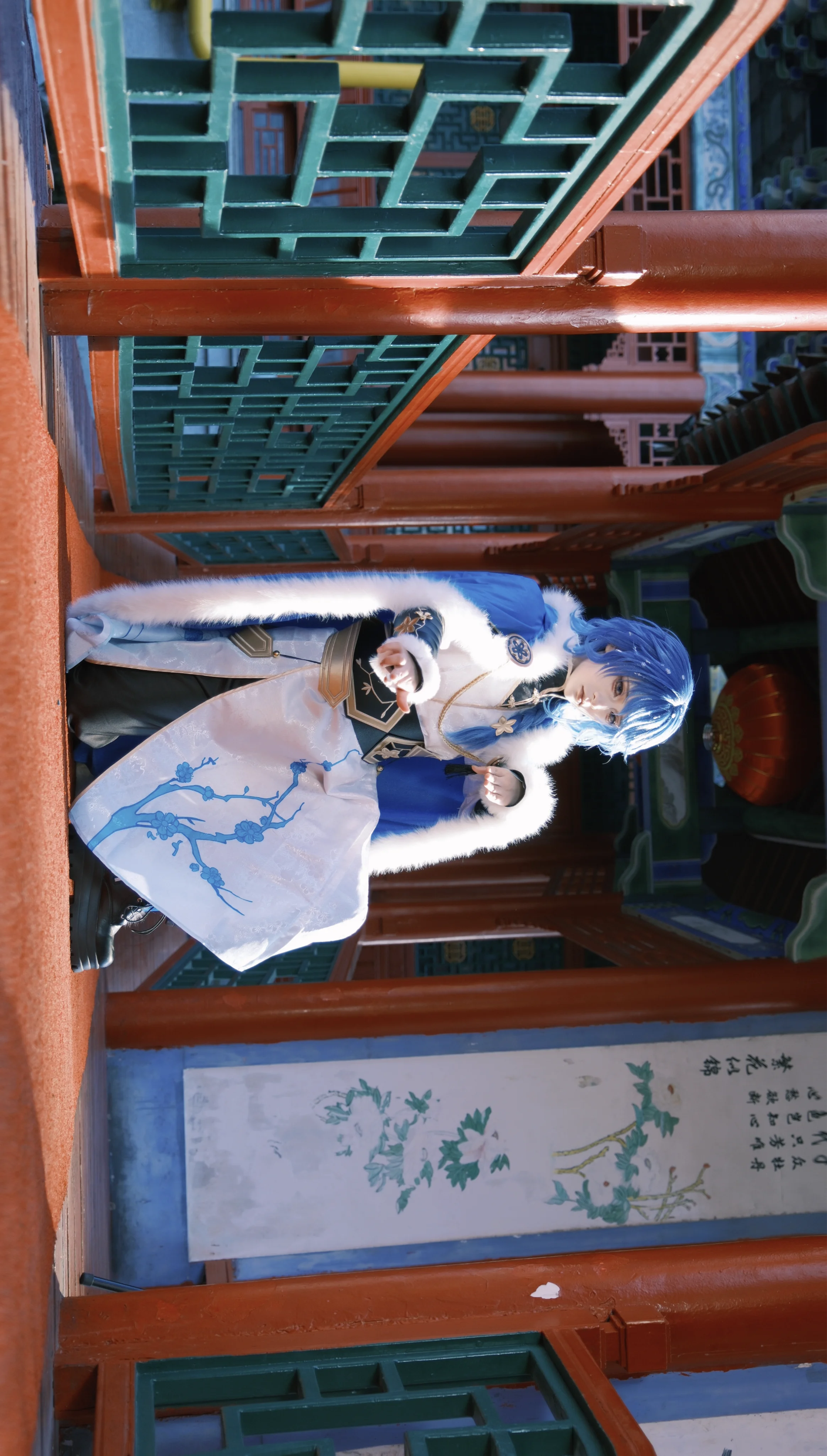 【弈星cos】蓝发白衣，古建长廊里的清冷气质 - 第 3 张